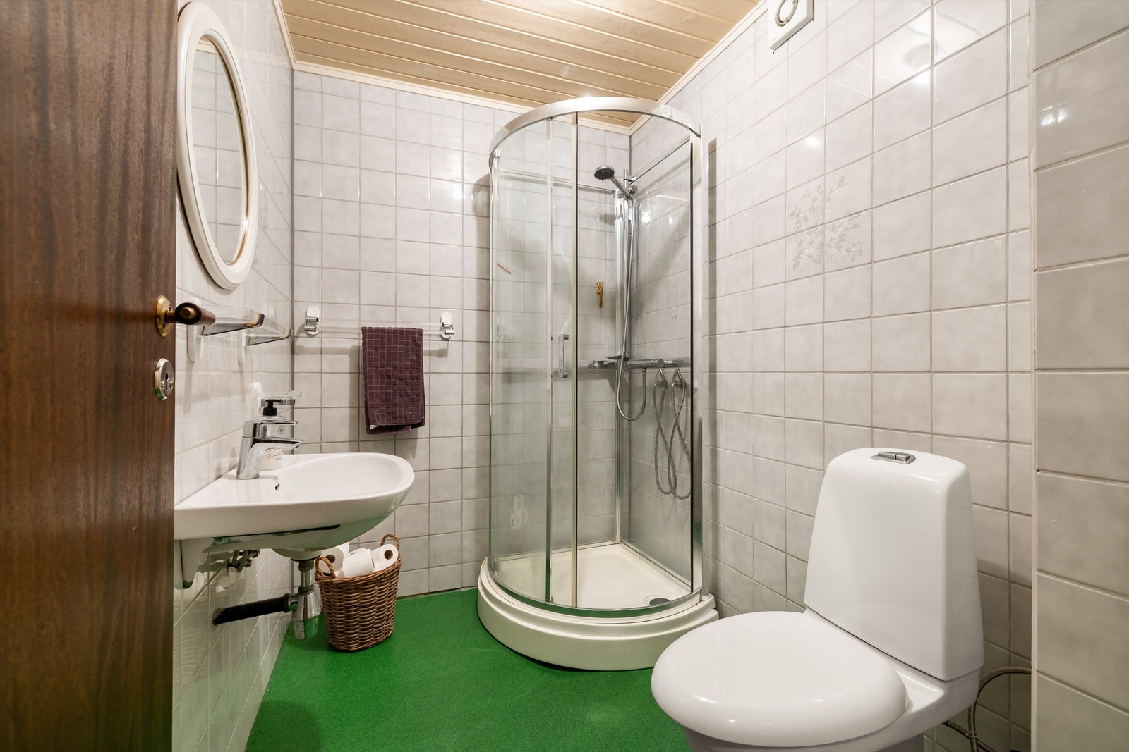 Underetasjens bad er fra byggeåret og i helhet er gitt TG 3. Klosettet er nytt i 2025, dusjkabinettet fra 2023. Galleribilde