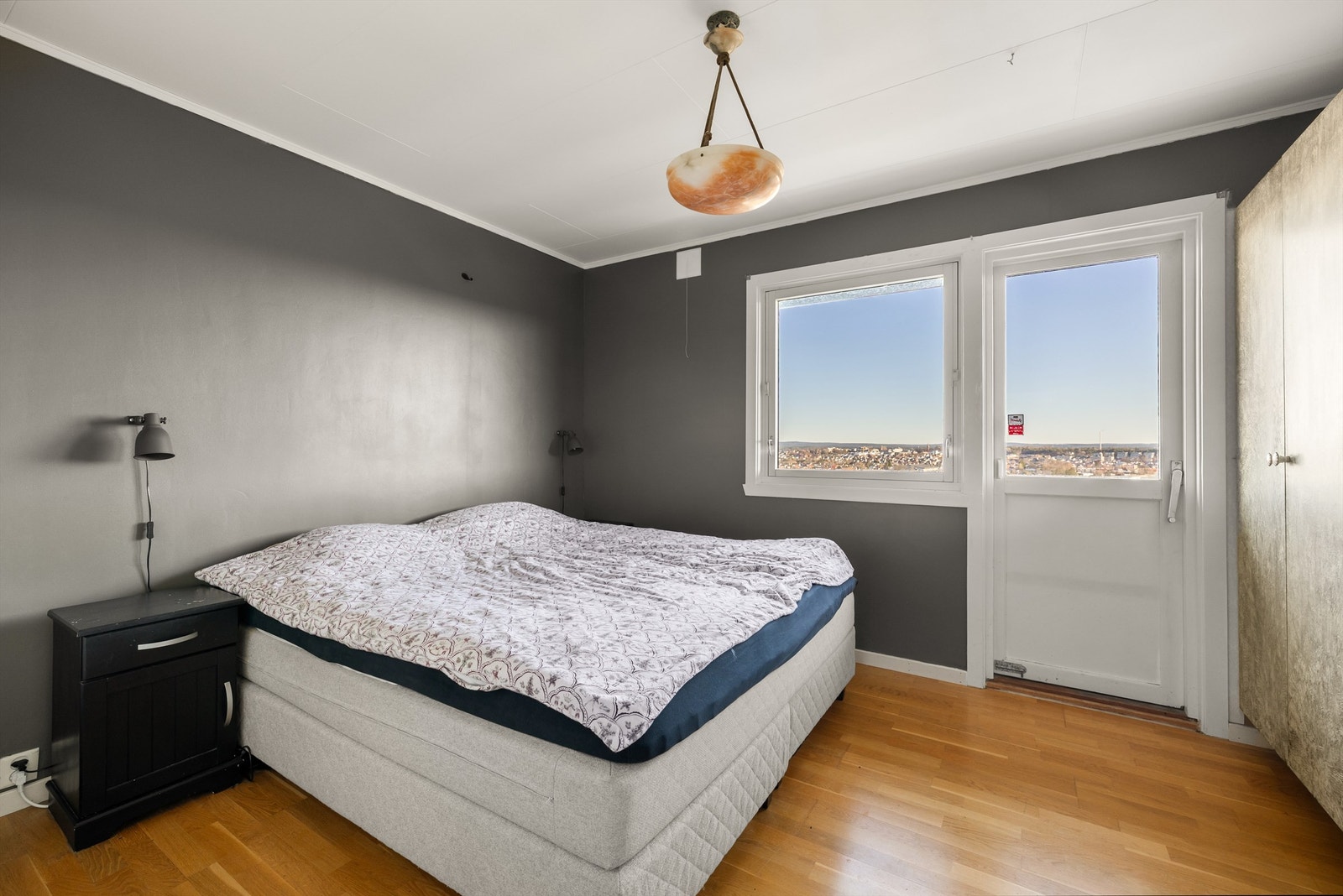 I første etasje inngår to av boligens hele fem soverom, deriblant hovedsoverommet. Her kan du våkne til både morgensol og langstrakt utsikt. Galleribilde