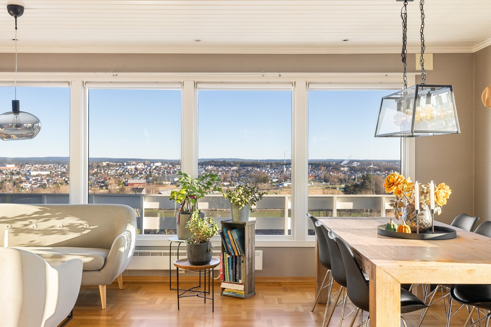 Langstrakt og uhindret utsikt til fylkets indre skoger sees både i sofakroken og rundt spisebordet. Galleribilde