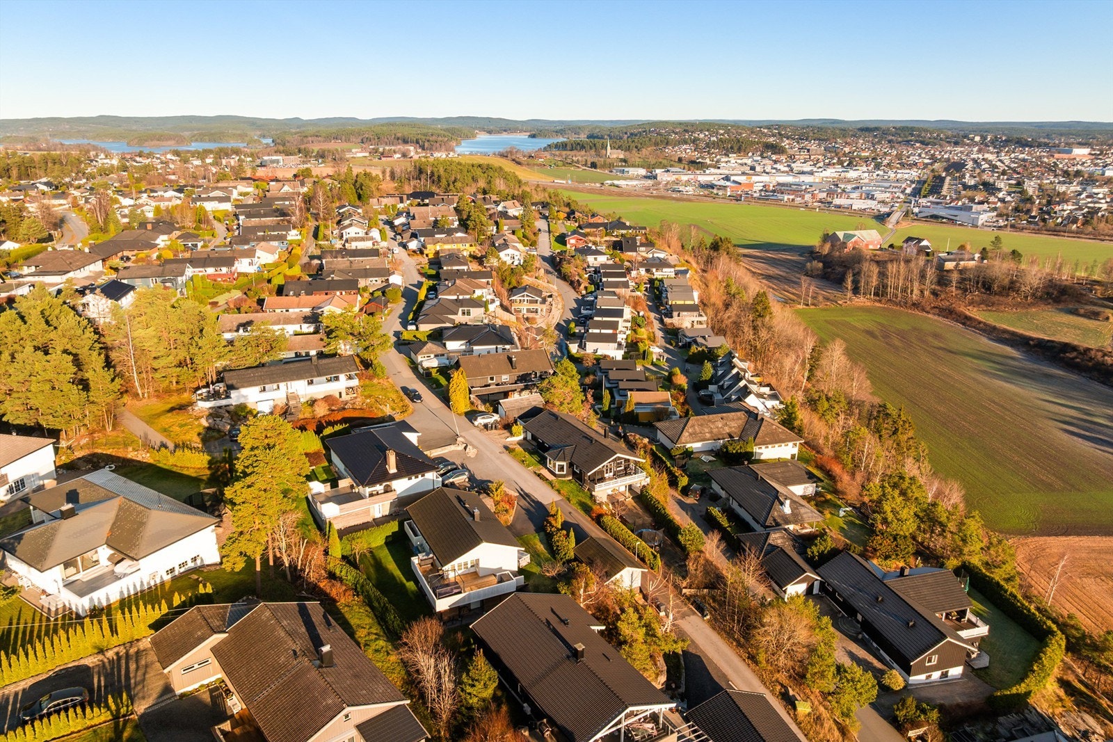 Boligområdet er veletablert og historisk sett ettertraktet blant barnefamilier. Barneskole er innenfor kort gangavstand. Galleribilde