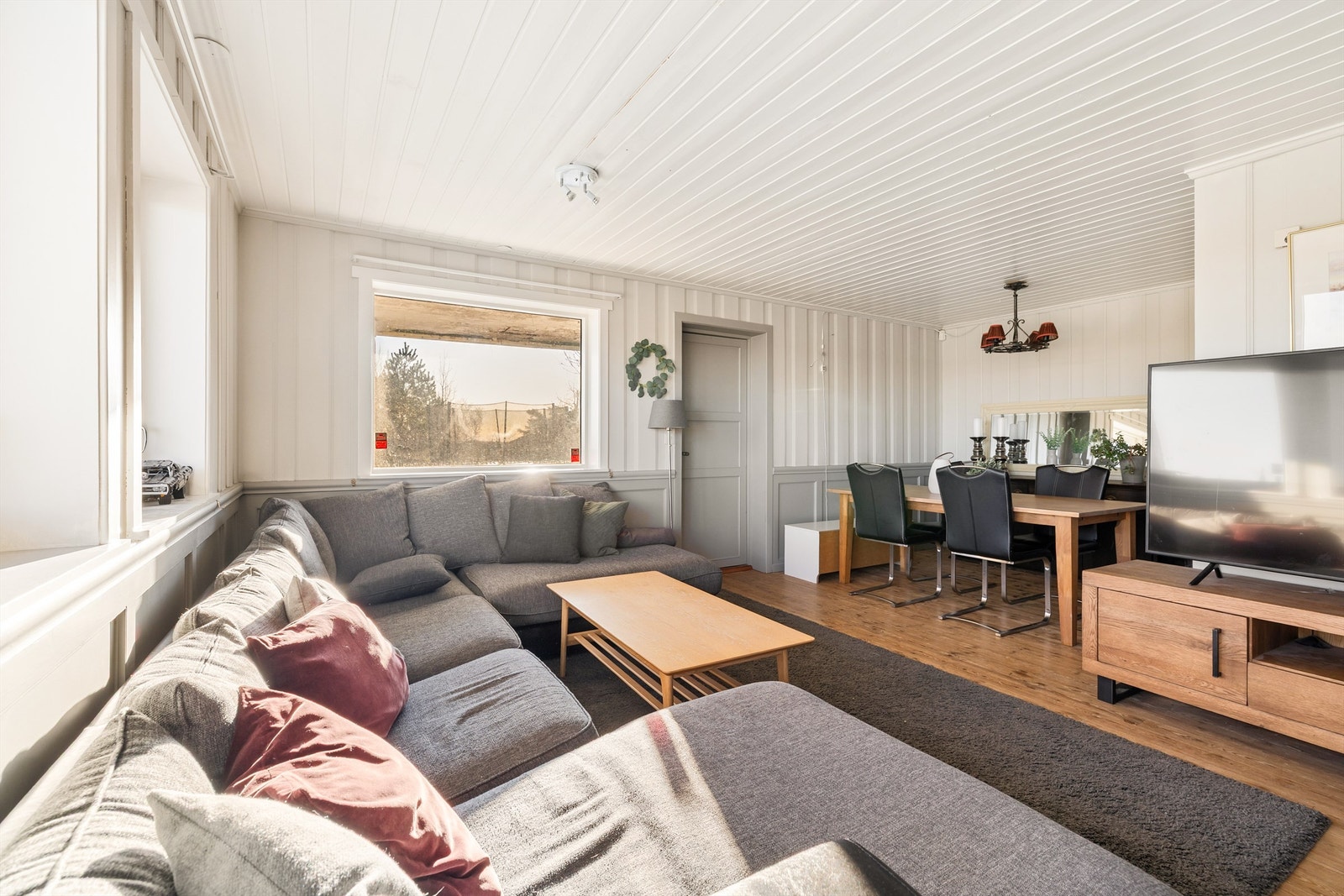 Med hele 25 kvm. er underetasjens stue vel så stor som den i etasjen over. Galleribilde