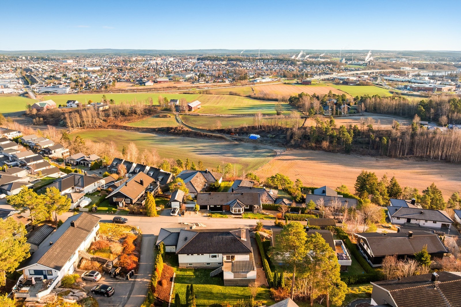 I Blålyngveien bor du tilbaketrukket i høyden, sentralt i forhold til sentrum og i kort avstand til/fra E6. Galleribilde