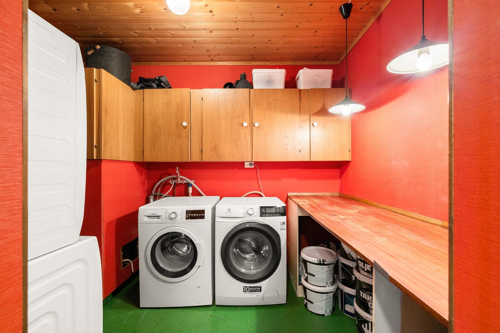 Vaskerommet er også fra byggeåret og i helhet gitt TG 3, men funksjonelt og i daglig bruk. Ekstra el-kurs til rommet ble trukket opp i 2023. Galleribilde
