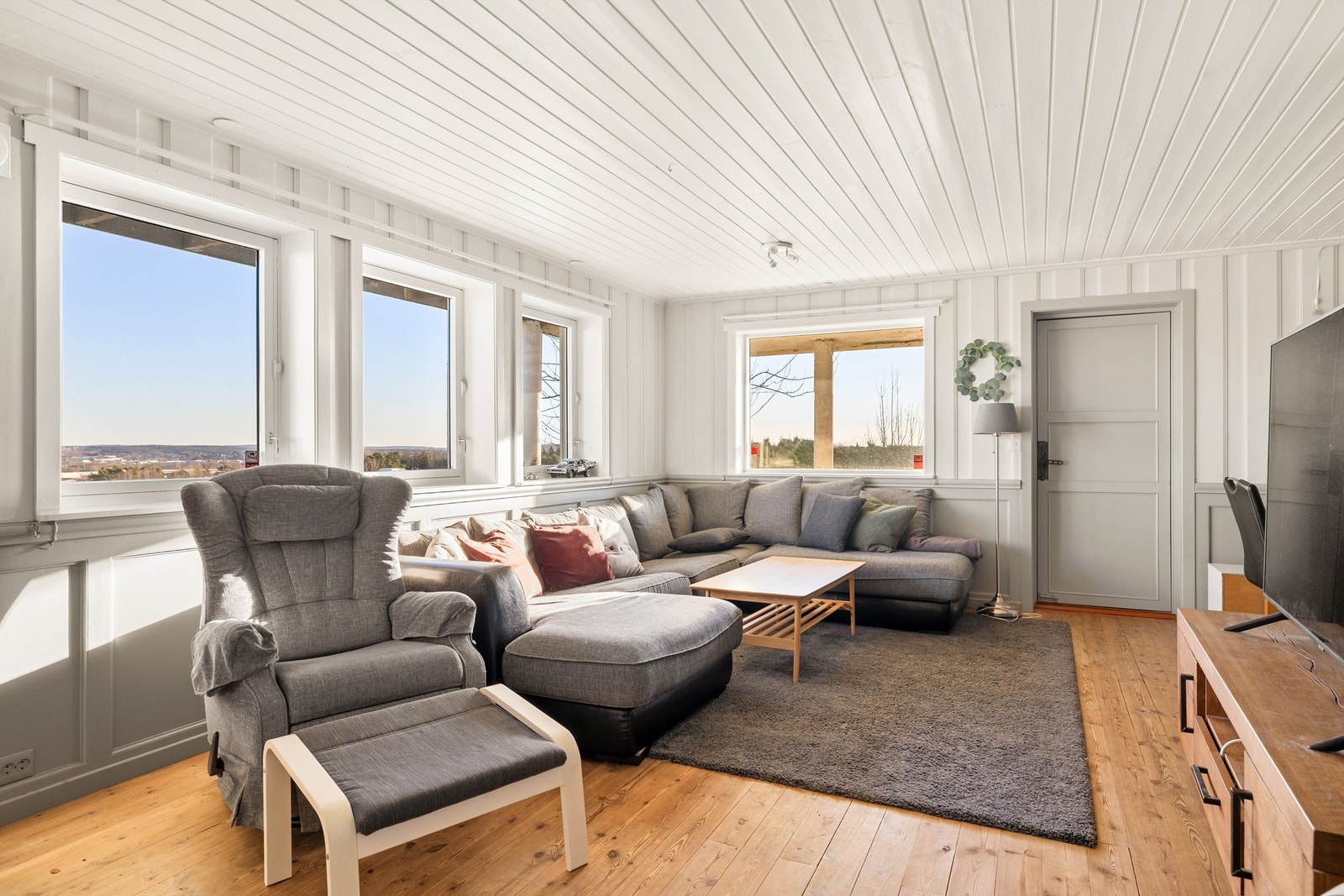 Det er mulighet for utvendig adkomst til underetasjens stue, noe som kan være spesielt praktisk om stuen er barna/ungdommenes egen avdeling. Galleribilde