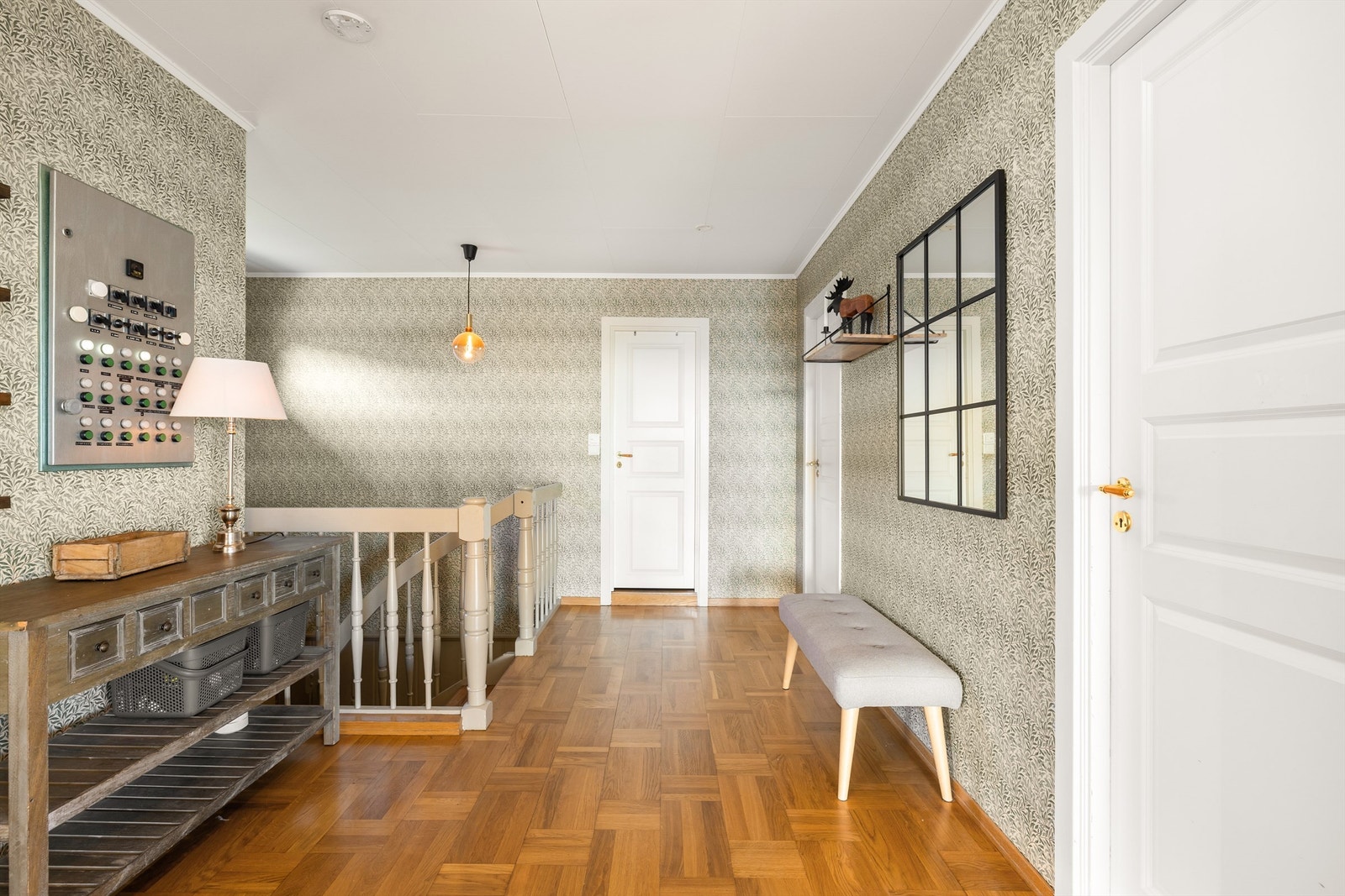 Deler av boligens elektriske anlegg ble oppgradert/fornyet i 2015. Sikringsskapet finnes i gangen og er satt opp som kontrollpanel for varmekabler etc. Galleribilde