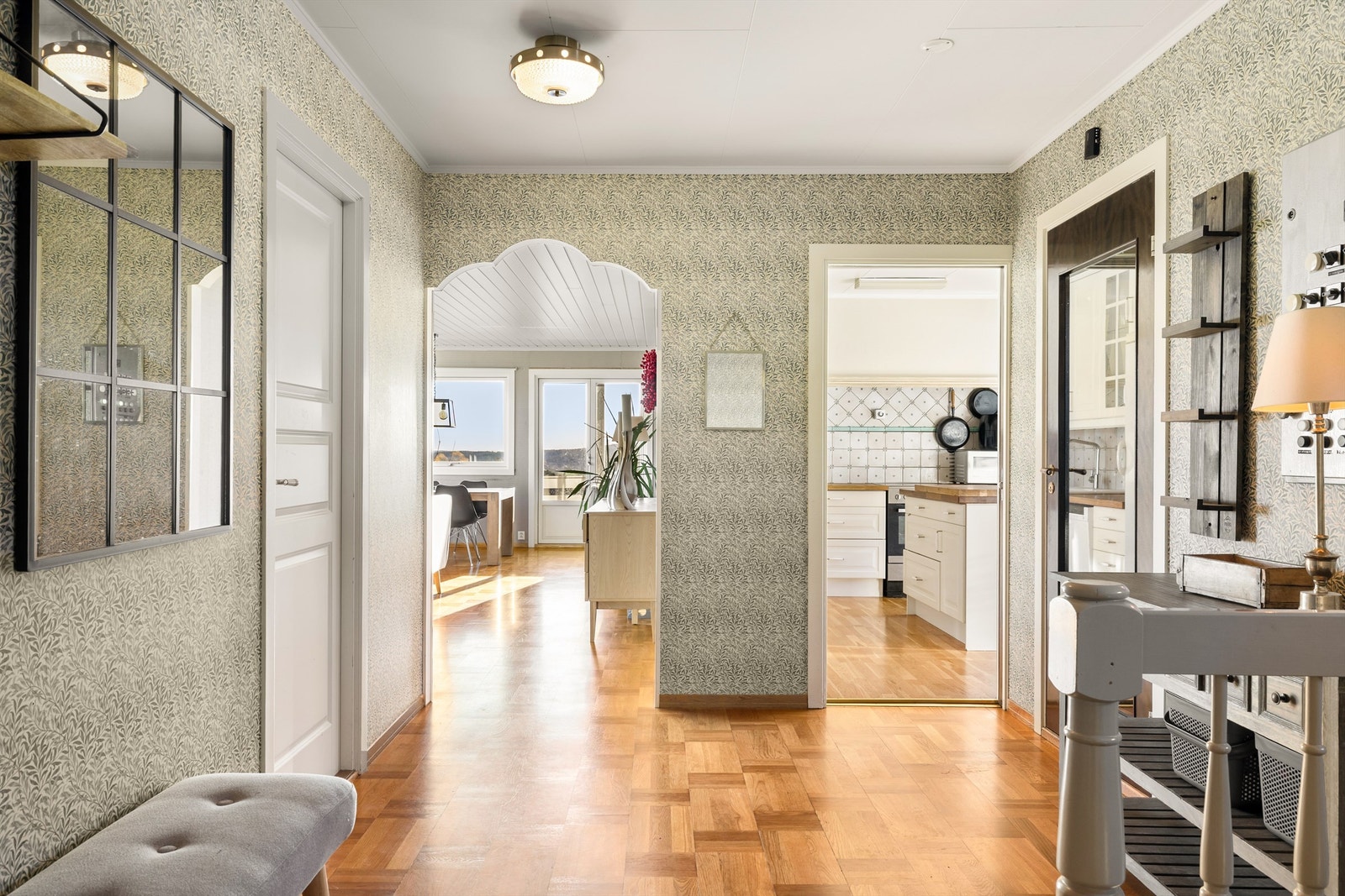 Badet og soverommene i første etasje er samlet i praktisk nærhet omkring gangen, tilbaketrukket fra de sosiale rommene. Galleribilde