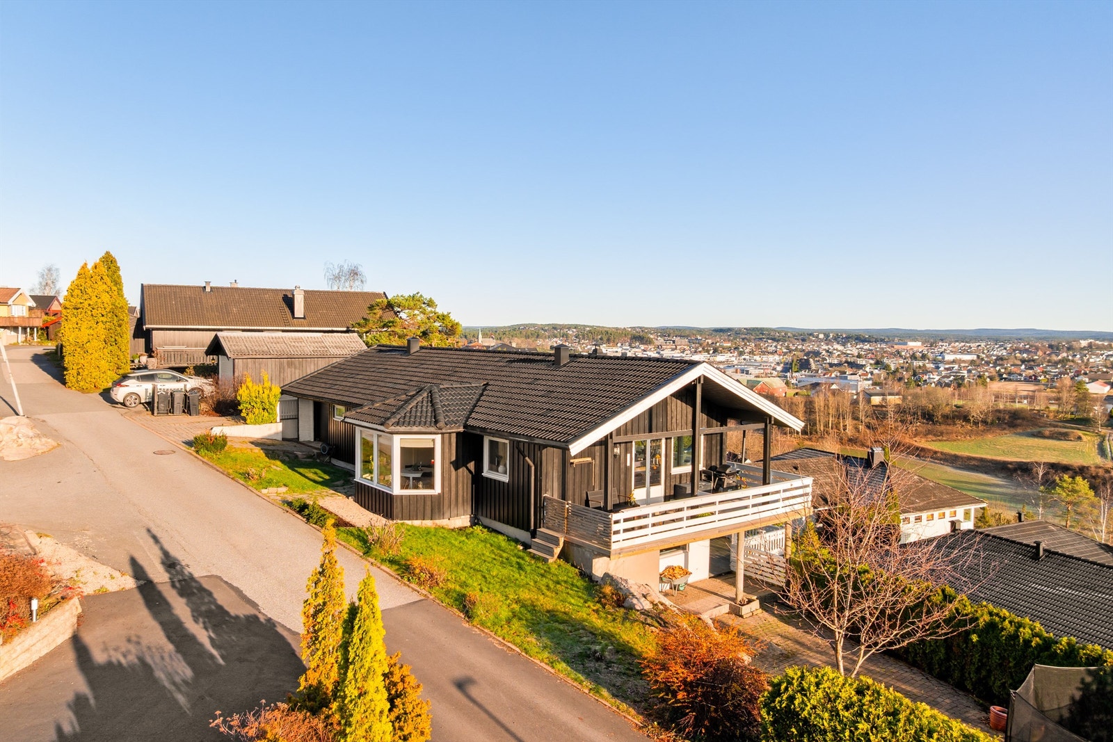 Syd i hagen finnes en større uteplass utført med belegningsstein, perfekt blant annet for trampoline. Galleribilde