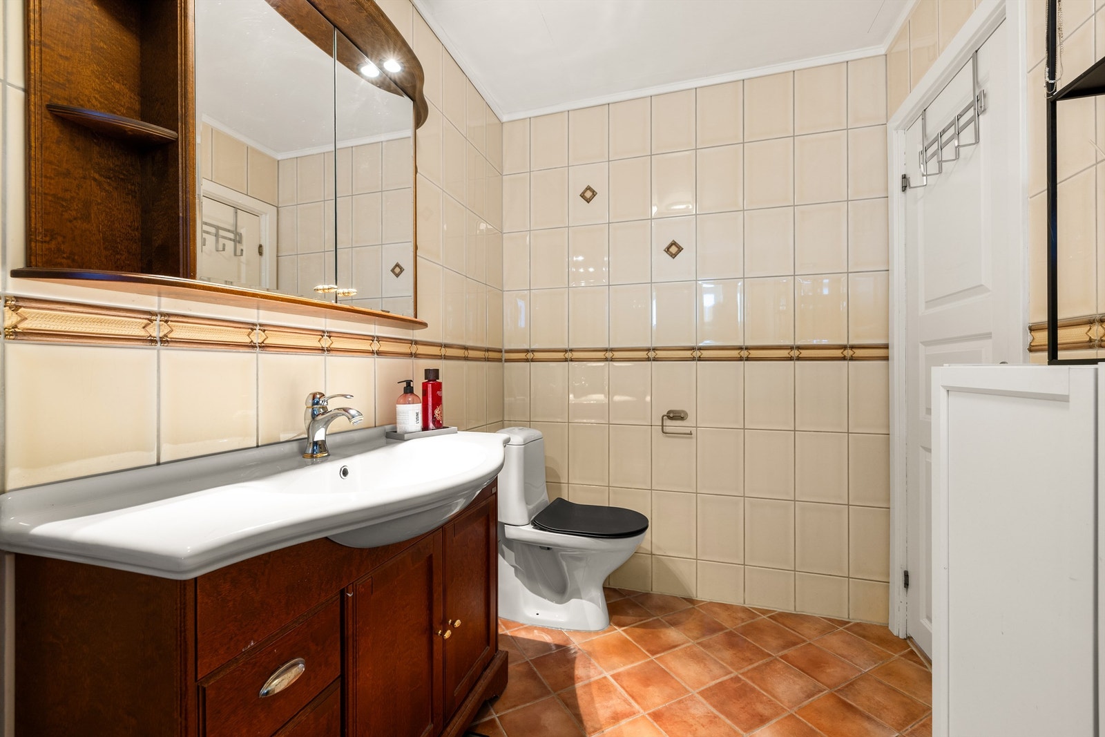 Overflatene på både gulvet og veggene er alle utført med fliser. I gulvet er det også elektrisk varme. Galleribilde