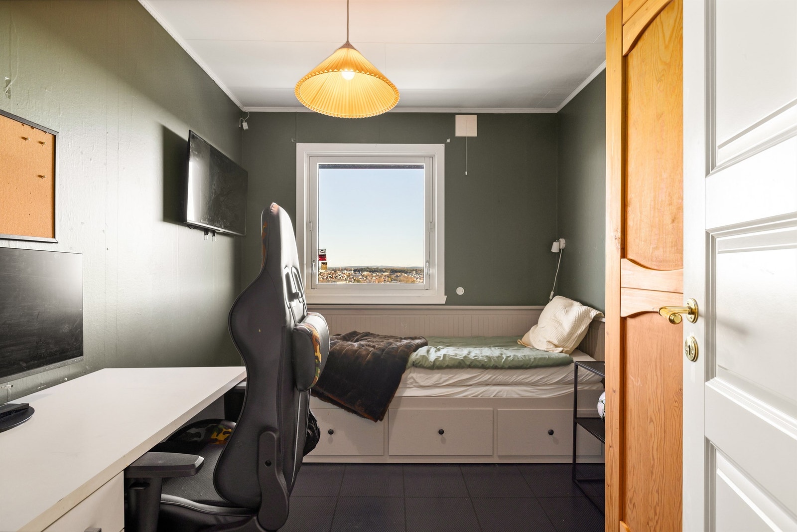 Soverom II tilstøter hovedsoverommet og er et naturlig rom for familiens yngste. Galleribilde