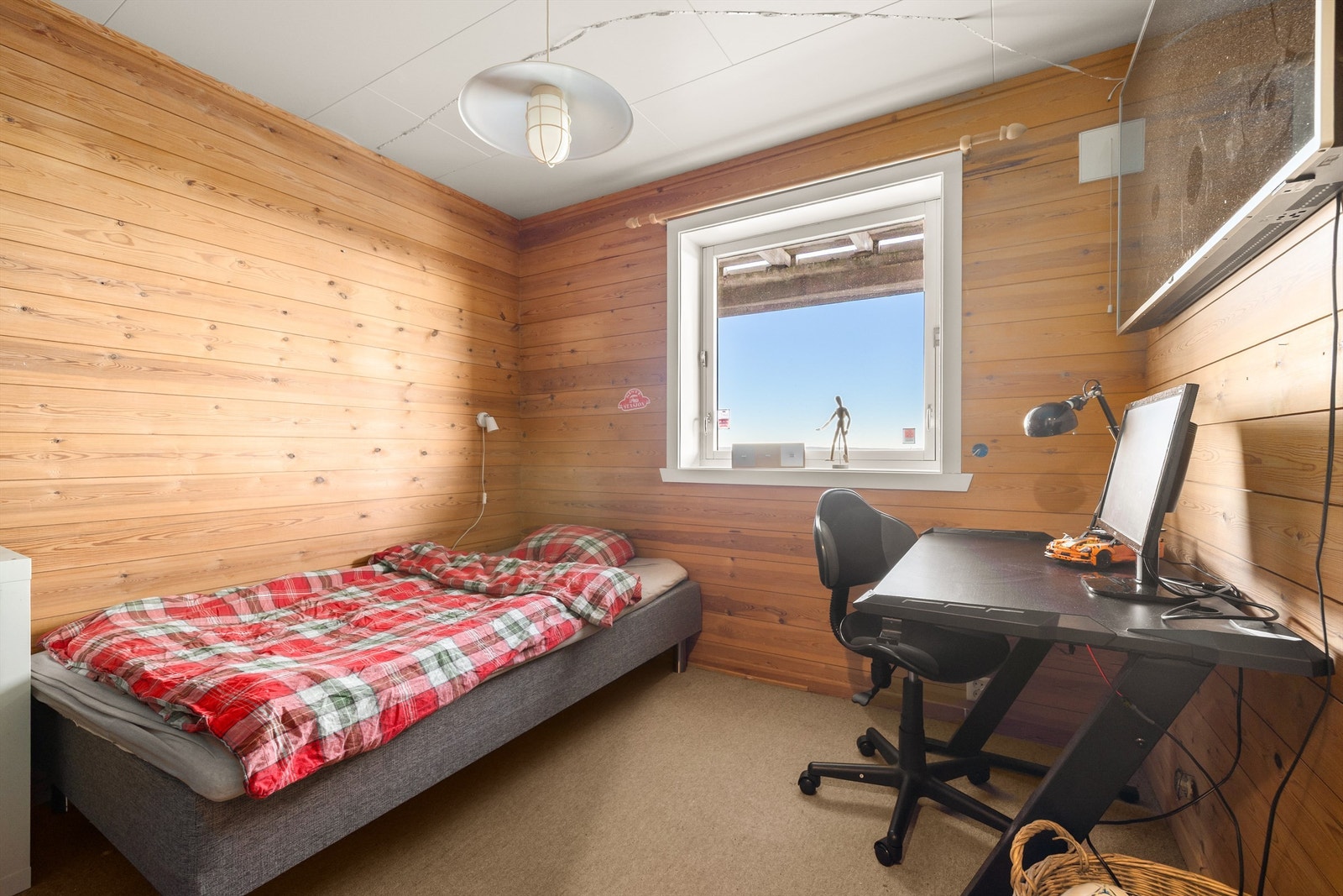 Underetasjens tre soverom er attraktive barne-/ungdomsrom, dette på hele 10 kvm. Galleribilde