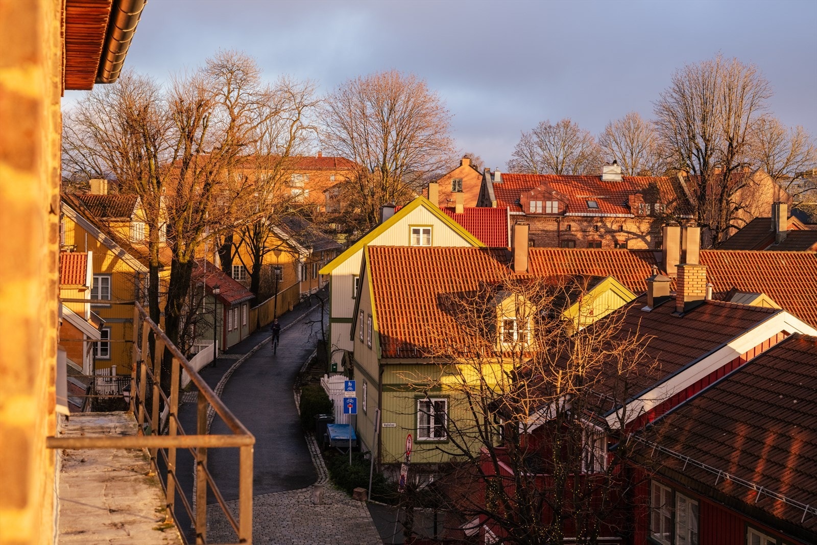 Fra leiligheten er det en åpen utsikt over takene i nabolaget. Galleribilde
