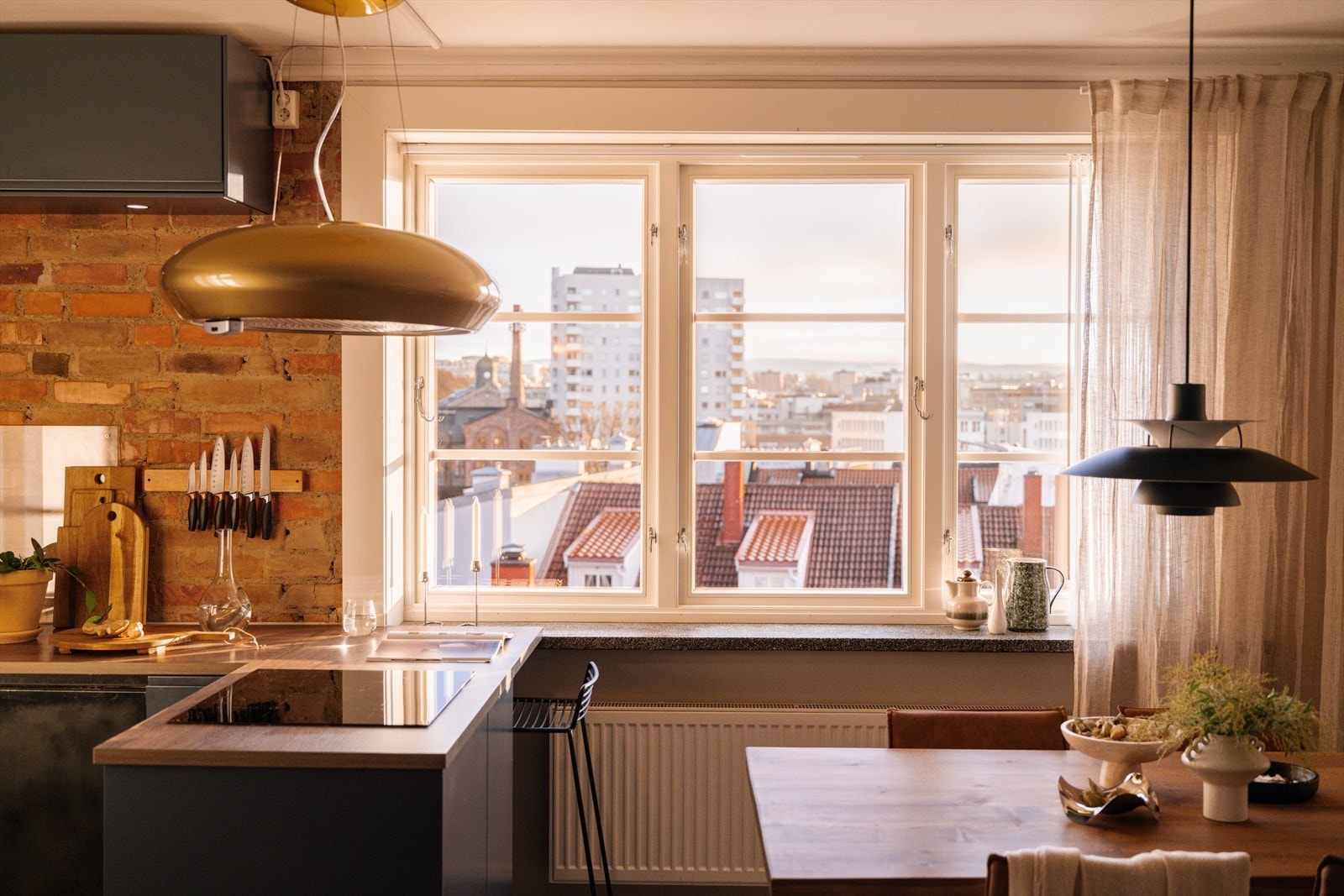 Her kombineres klassiske detaljer fra byggeåret 1932 med nåtidens løsninger, stilig materialvalg og kvalitet. Galleribilde