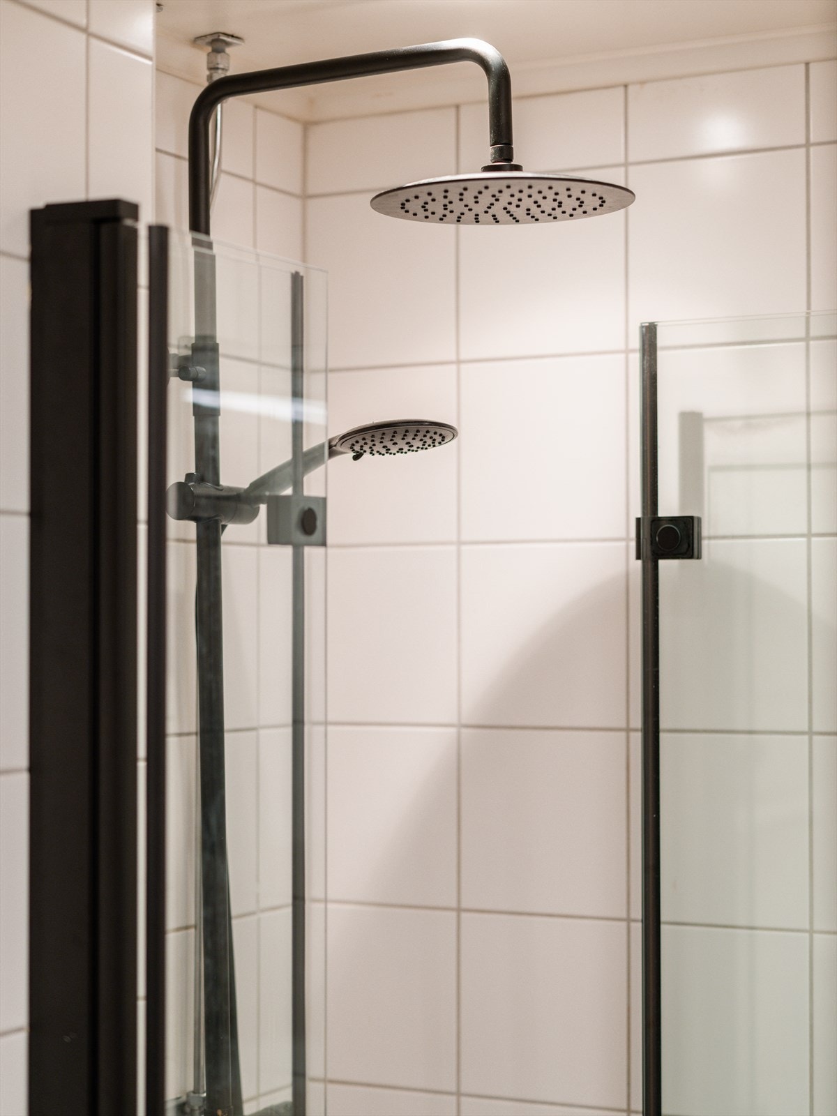 Dusjhjørnet har innfellbare dører som frigjør gulvplass når det ikke er i bruk. Galleribilde