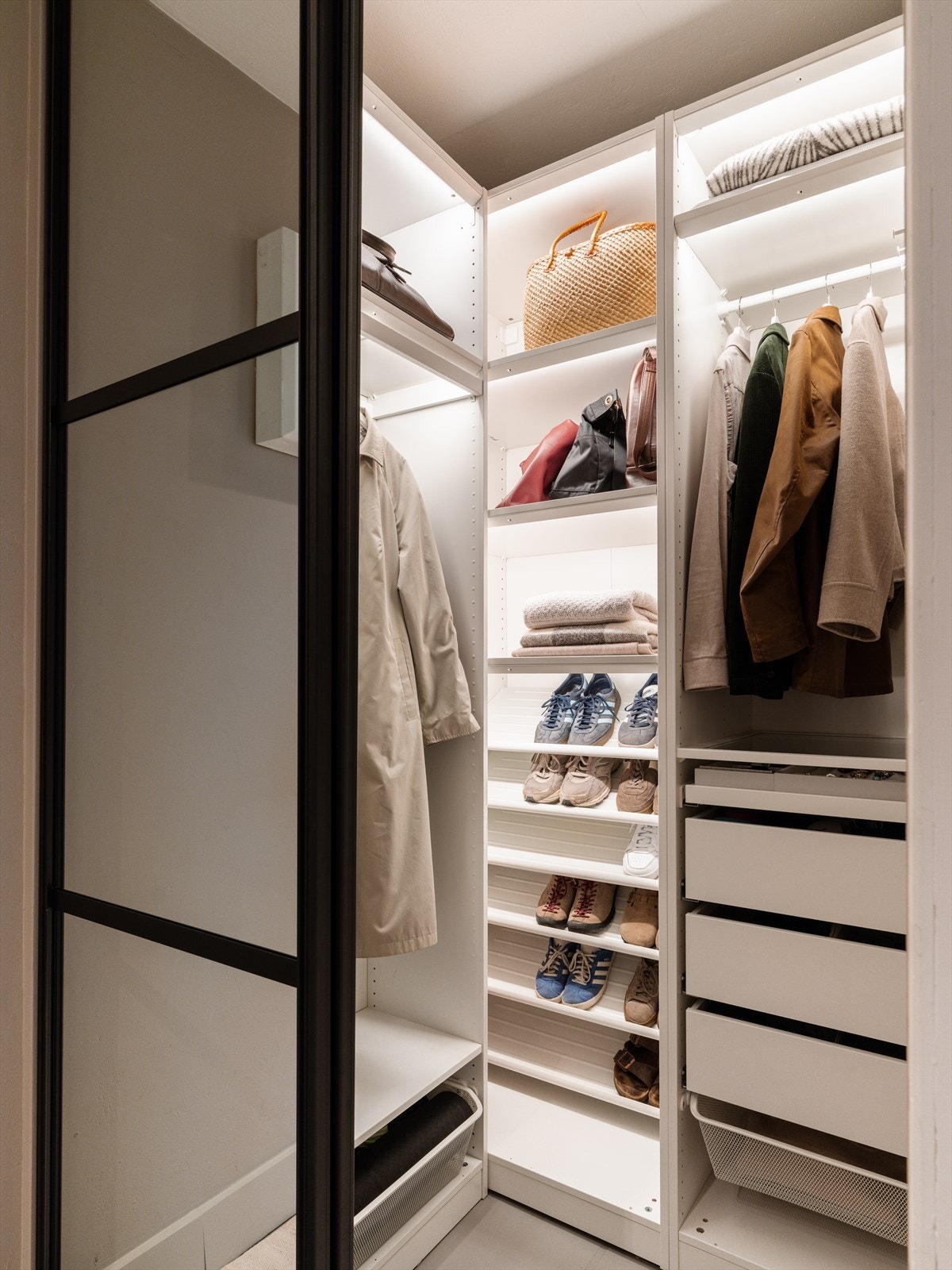 Garderoben har en praktisk innredning med god plass til både klær og sko. Galleribilde