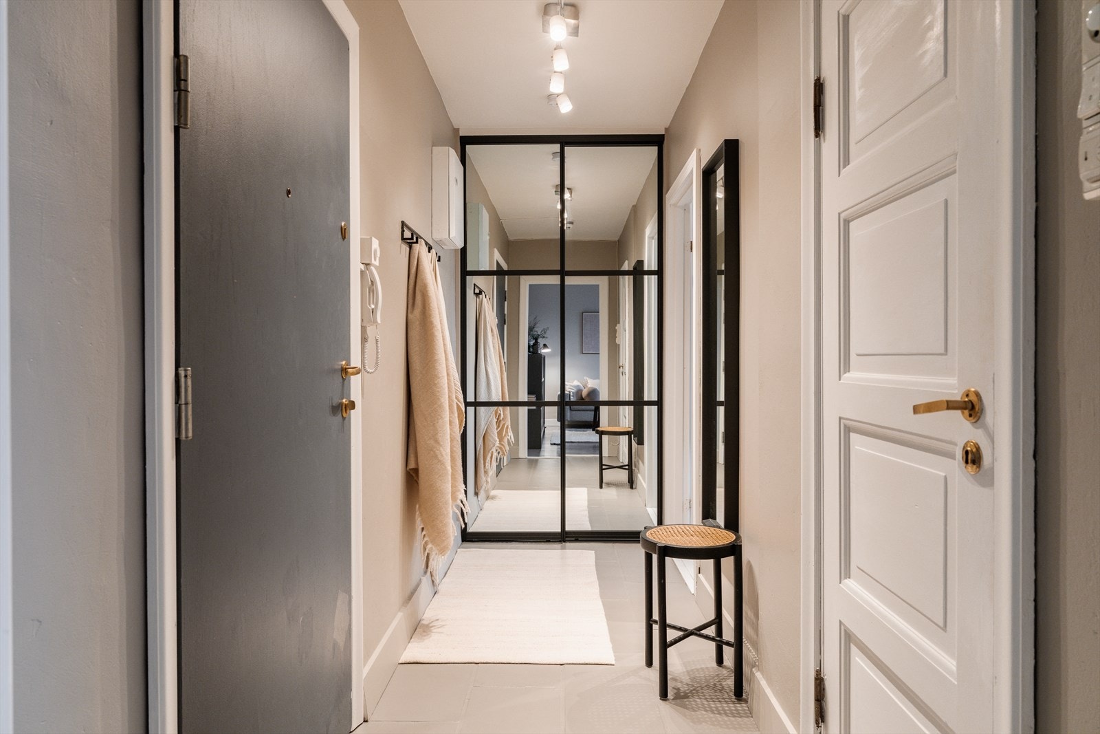 Inngangspartiet gir et godt førsteinntrykk og har en nyere, plassbygd skyvedørsgarderobe. Galleribilde