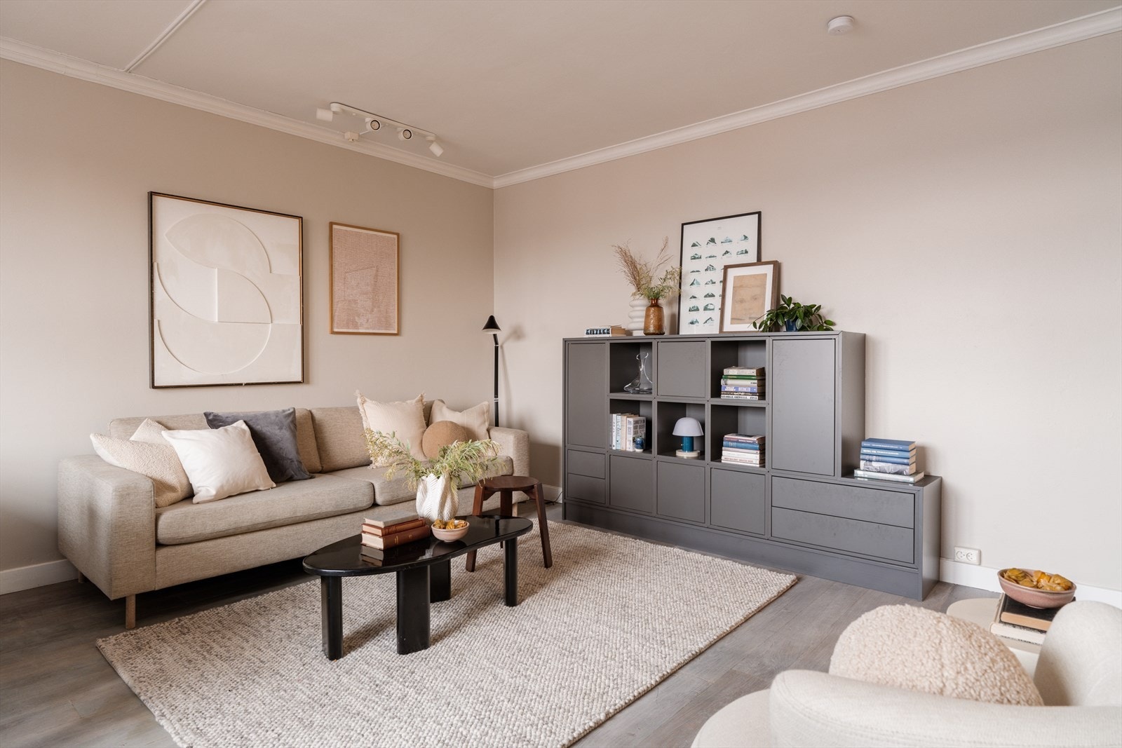 Stuen er enkel å møblere og har god plass til en komfortabel sittegruppe. Galleribilde