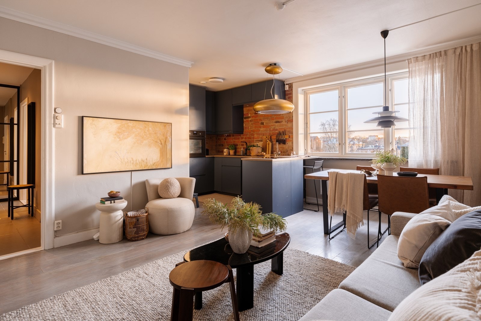 Stuen er lys og romslig med store vindusflater, god takhøyde på opptil 2,53. En innbydende sone for både avslapning og sosialt samvær. Galleribilde