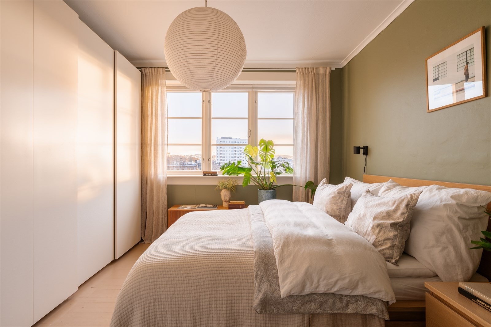 Soverommet er av god størrelse, med plass til dobbeltseng og tilhørende møblement. En stor garderobeløsning gir rikelig med oppbevaringsplass. Galleribilde