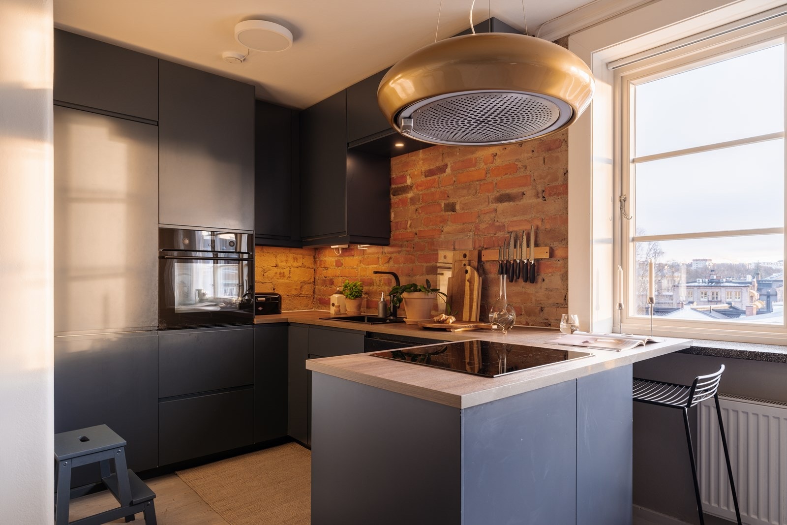 Kjøkkeninnredningen fra IKEA (2018) har slette, mørke fronter og en laminatbenkeplate som gir rikelig med arbeidsplass. Galleribilde