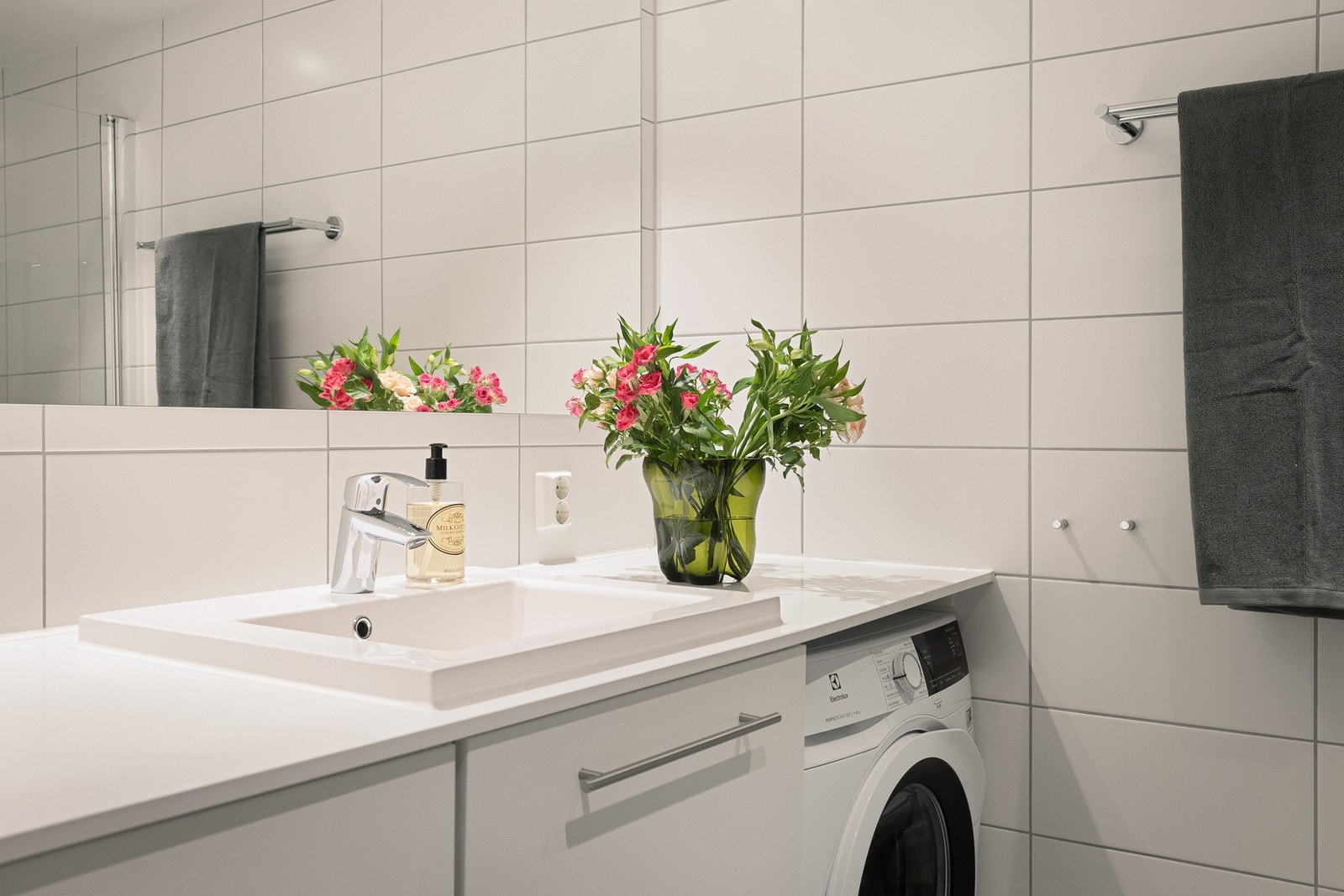 Badet har plass og opplegg til vaskemaskin, og rikelig med plass til å sette opp tørkestativ. Galleribilde