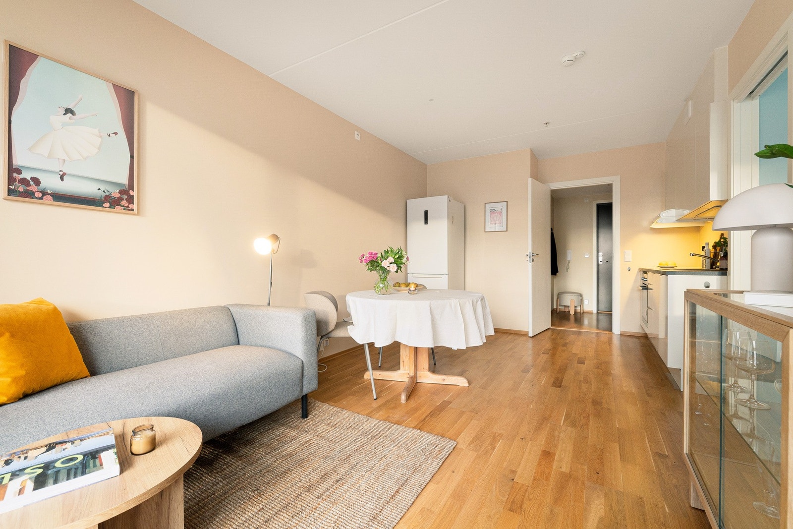 Kjøkken og stue i åpen løsning. Utformingen skaper naturlig tre soner, med sofagruppe, spisebord og arbeidsplass på kjøkken. Galleribilde