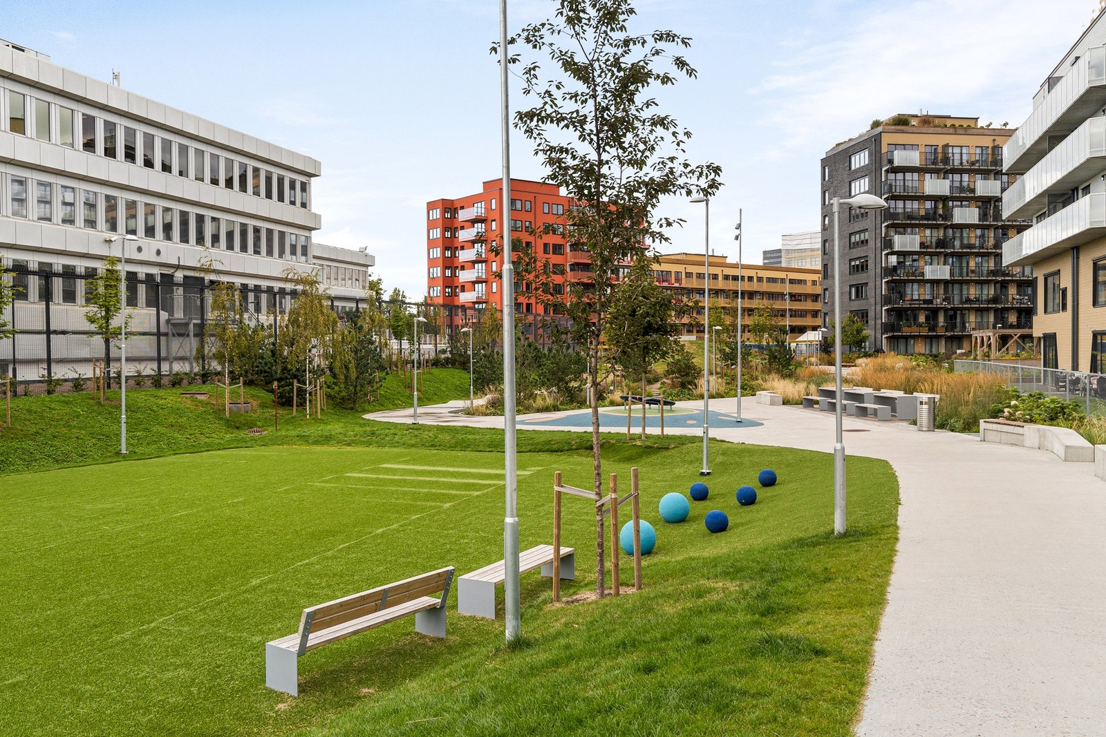 Selger har satt stor pris på å gå tur til Valle Hovin med fine grøntområder, og å rusle bort til Hasle Torg forbi fuglene i Teglverksdammen. Galleribilde