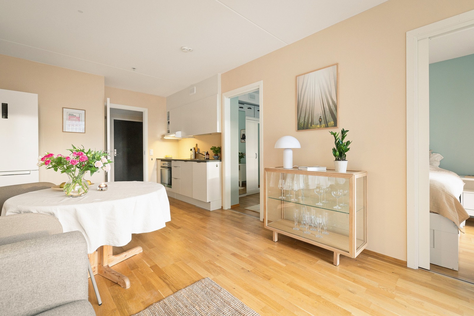 Frisk fersken i stue og rolig blå på soverom - nymalt i desember 2025. Galleribilde