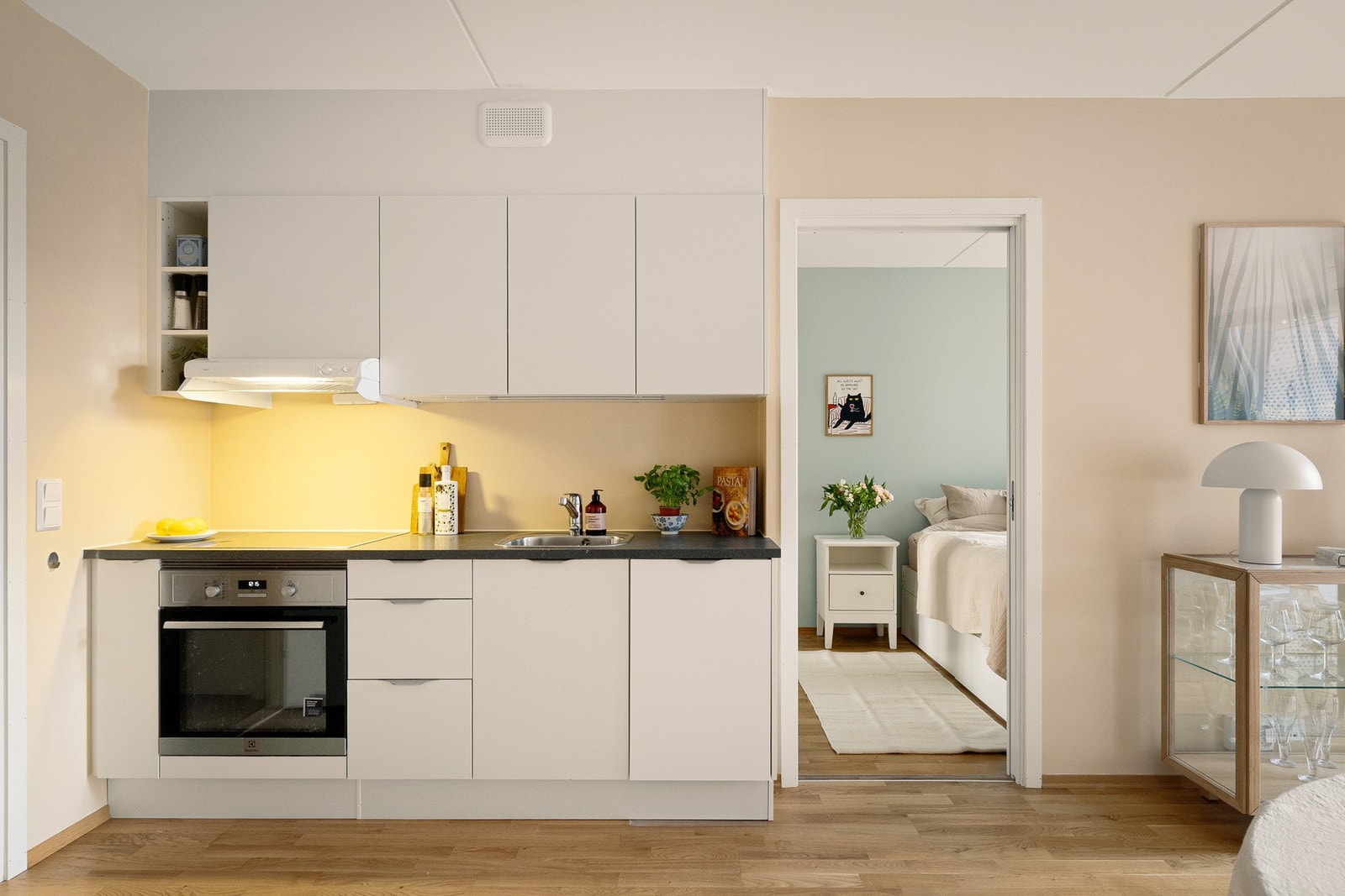 Kjøkkeninnredningen er fra HTH. Galleribilde