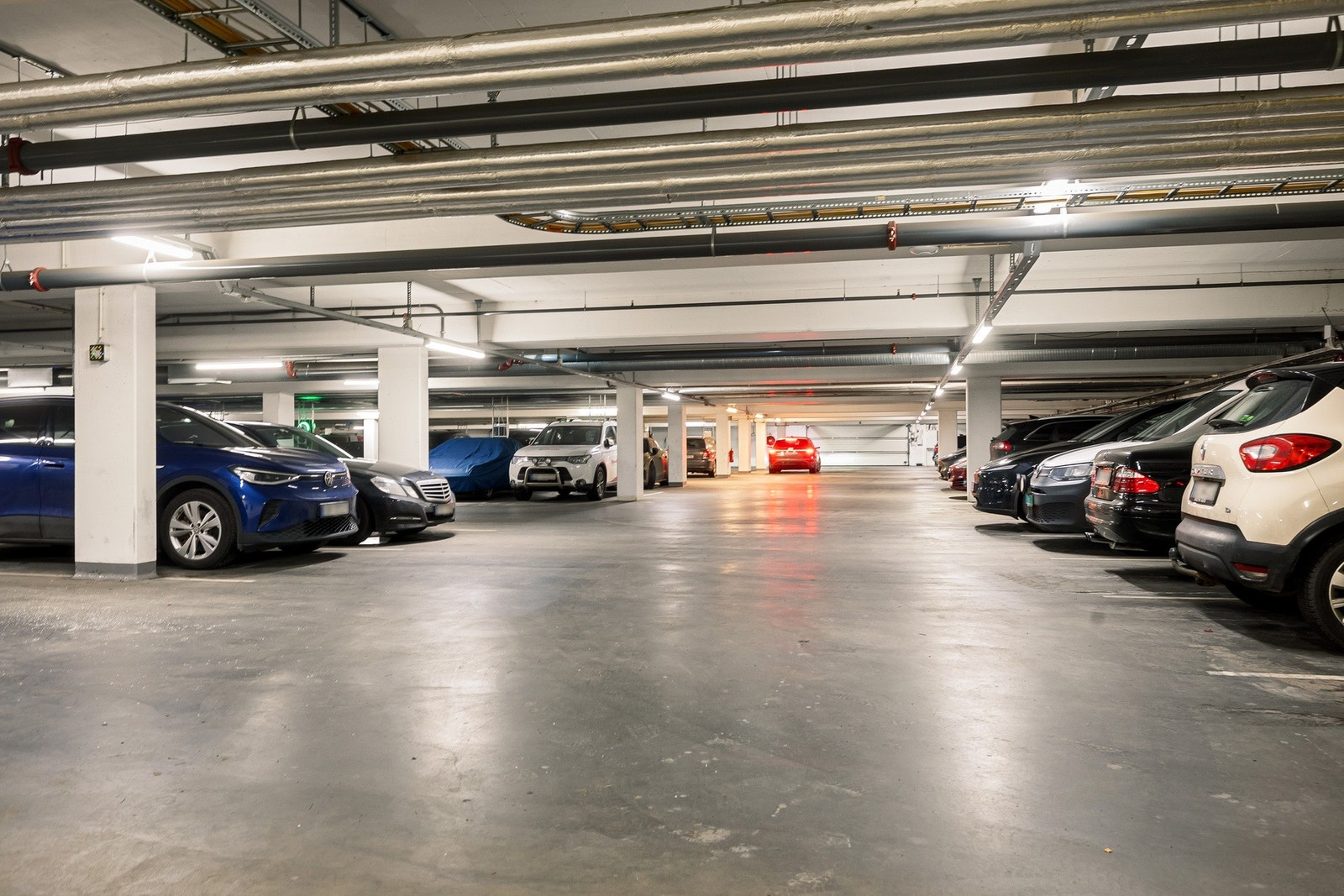 Det er garasje i borettslaget. Det følger ikke plass, men man kan holde øye med muligheter for kjøp eller utleie på sikt. Galleribilde