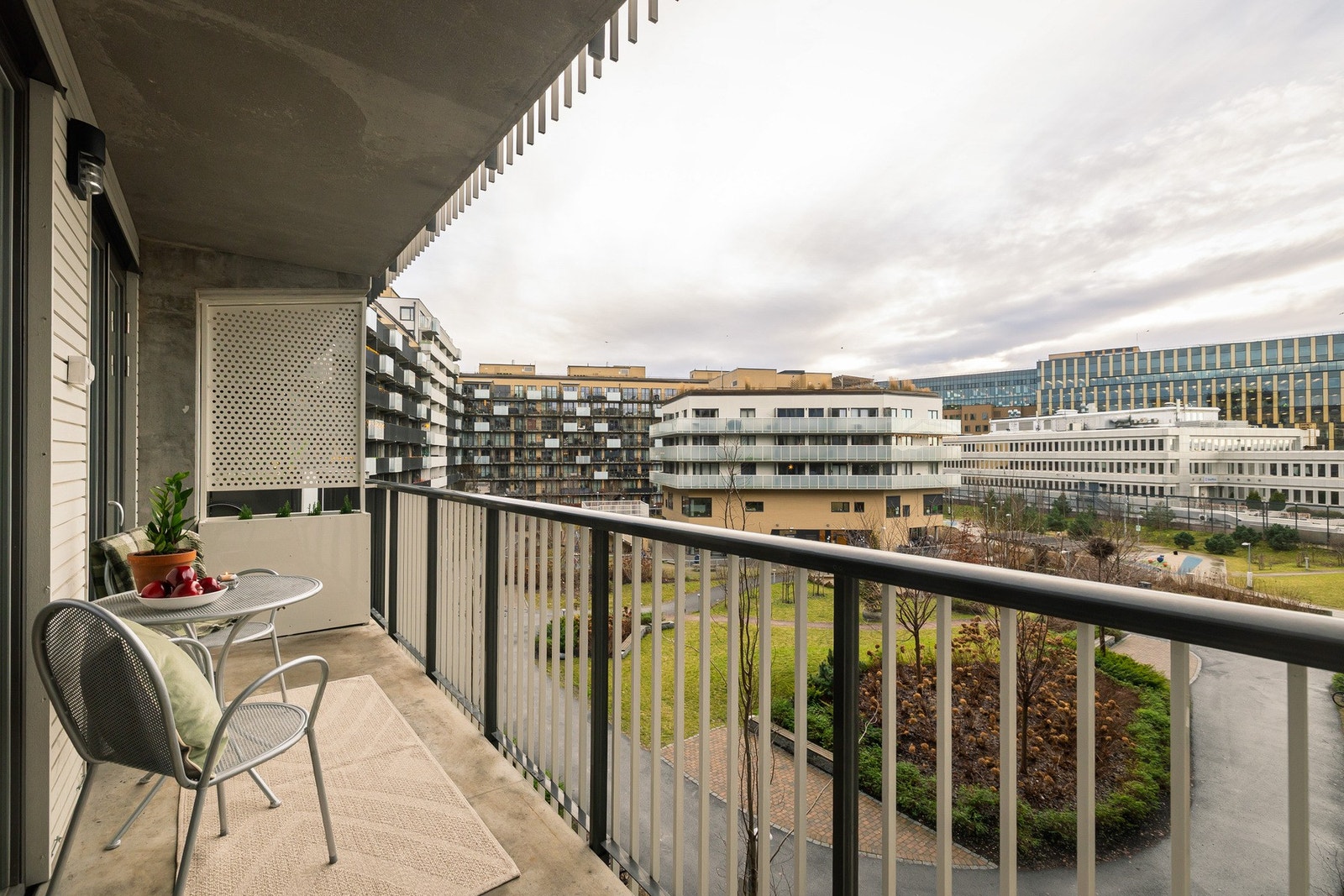 Balkongen er ca. 7 kvm, og er sørvendt. Her har du skikkelig godt med plass til å innrede med lounge og grill. Galleribilde