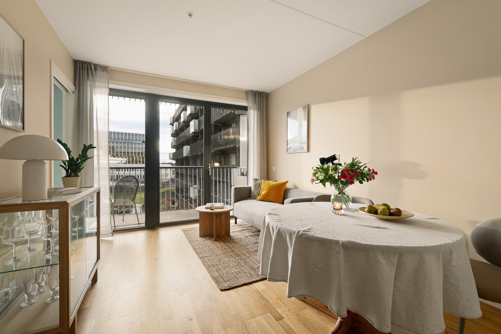 Takhøyden her inne er cirka 2.50 meter, hvilket er gunstig for romfølelsen. Galleribilde