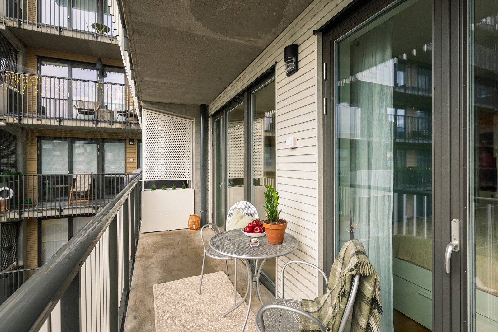 Stor sørvendt balkong, som du kan innrede med ulike soner. Galleribilde