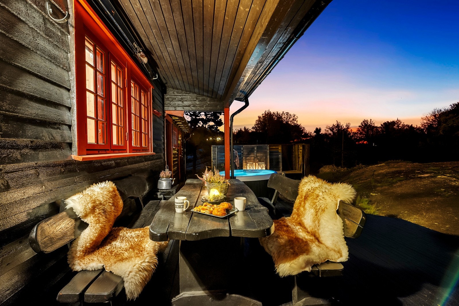 Utemøblement som passer godt til hytta. Galleribilde