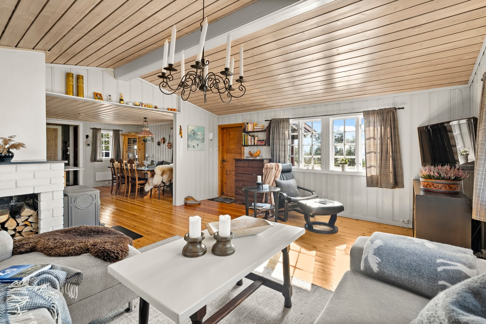 God plass til ønskelig møblement i en romslig stue. Galleribilde