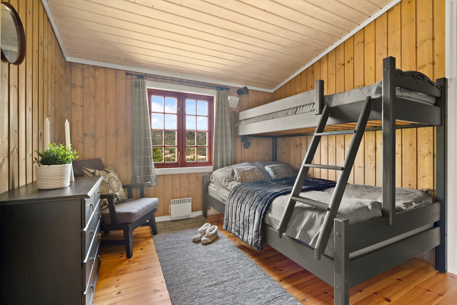 Soverom 1, romslig med god plass til dobbeltseng og annet ønskelig møblement. Galleribilde