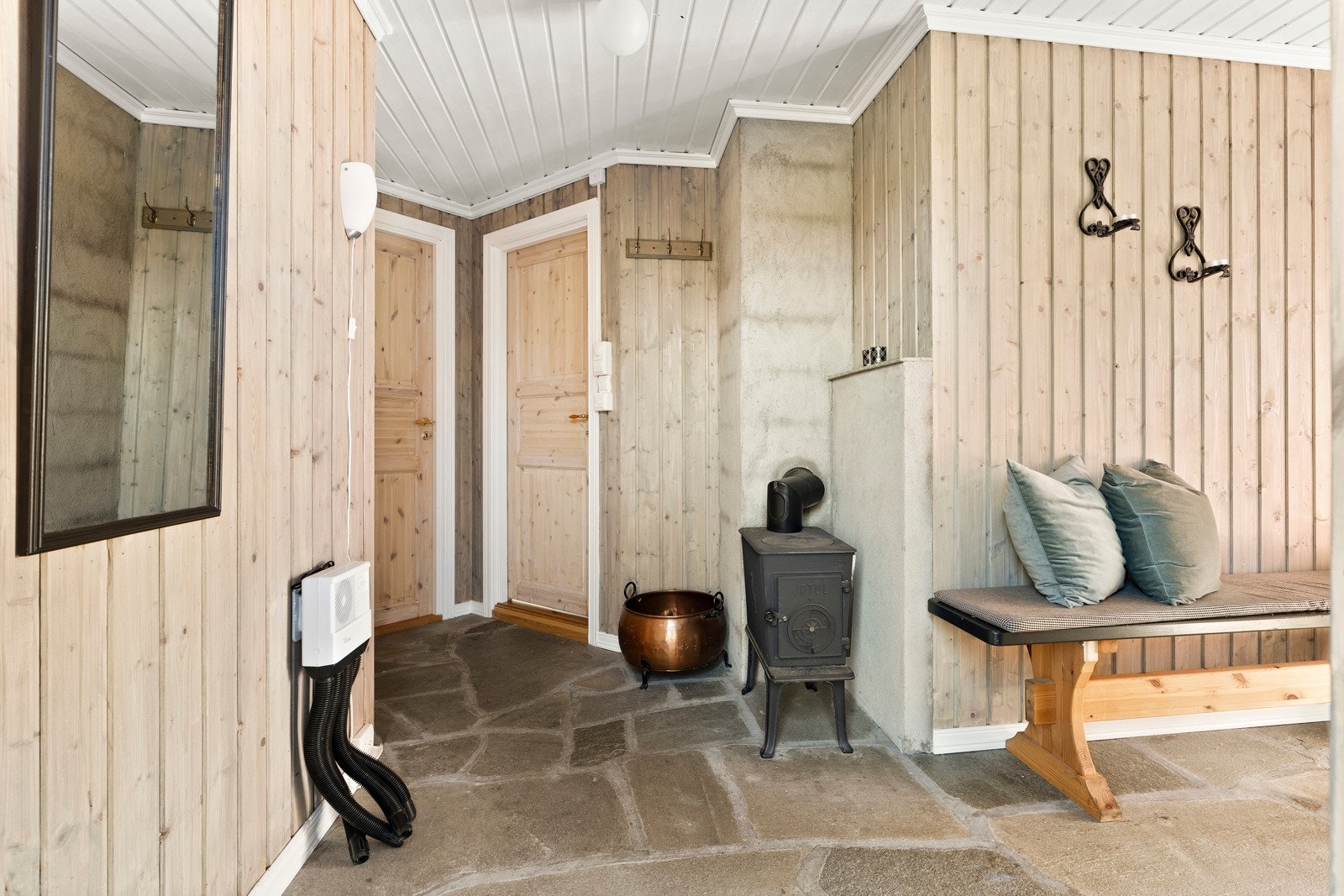 Vedovn i gangen for oppvarming. Videre inn til bad og soverom fra gang. Galleribilde