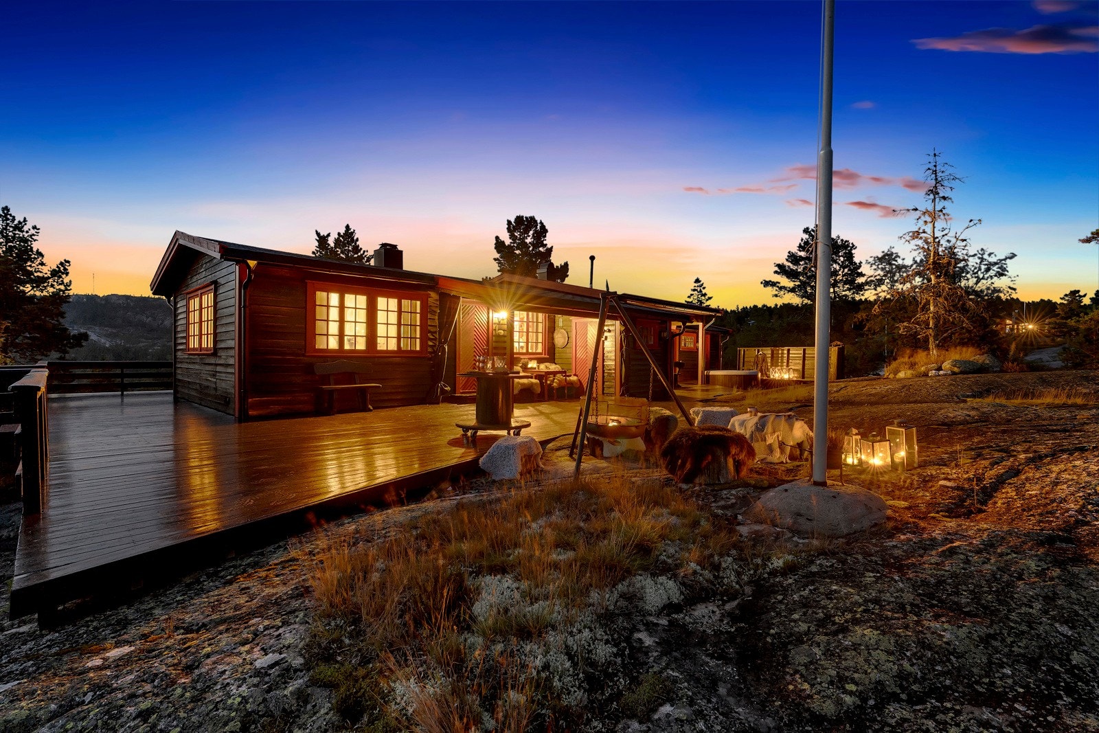 Flaggstang, sittegruppe og bålpanne for hygge. Galleribilde