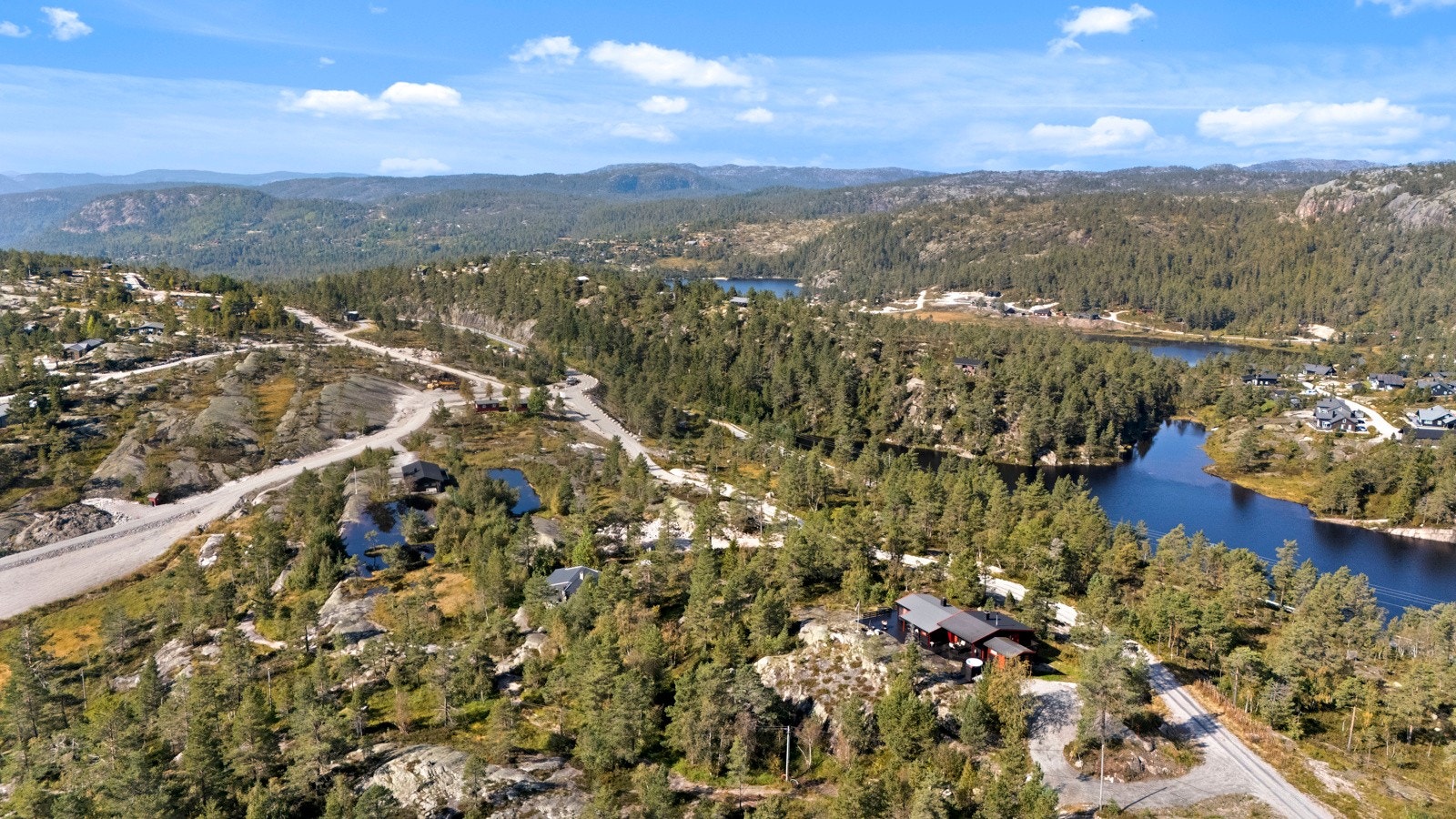 Det er bom inn til hyttefeltet for ekstra sikkerhet. Galleribilde