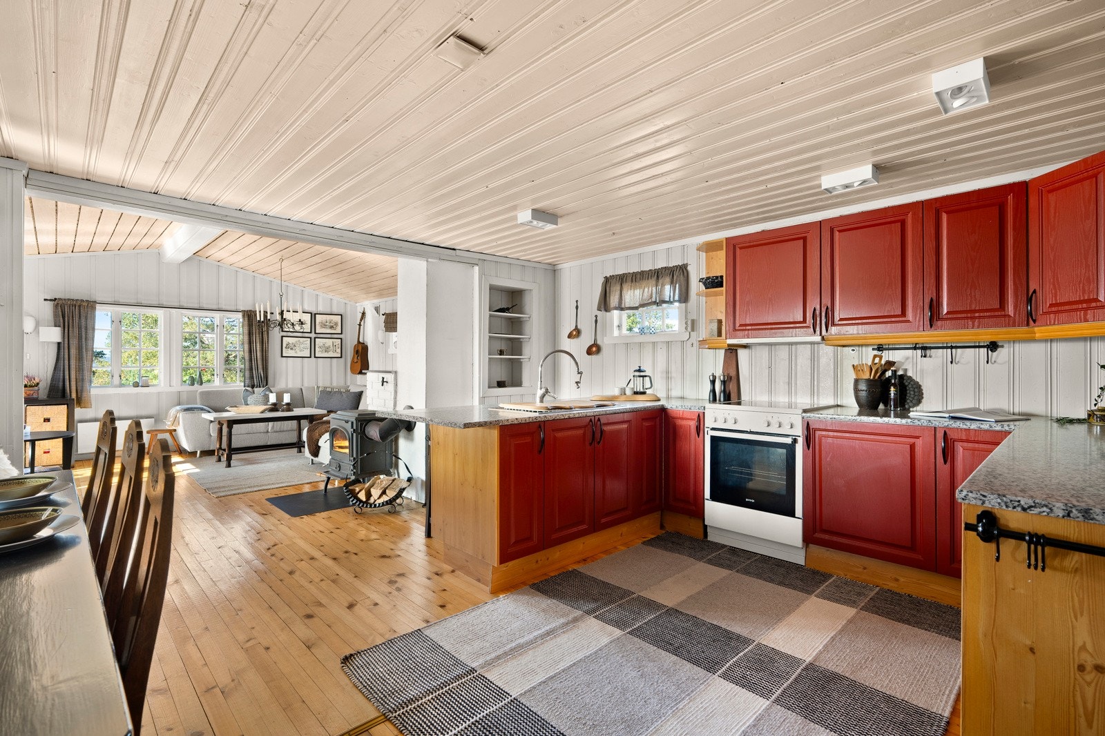 Kjøkkenet har god lagringsplass med over- og underskaper. Galleribilde