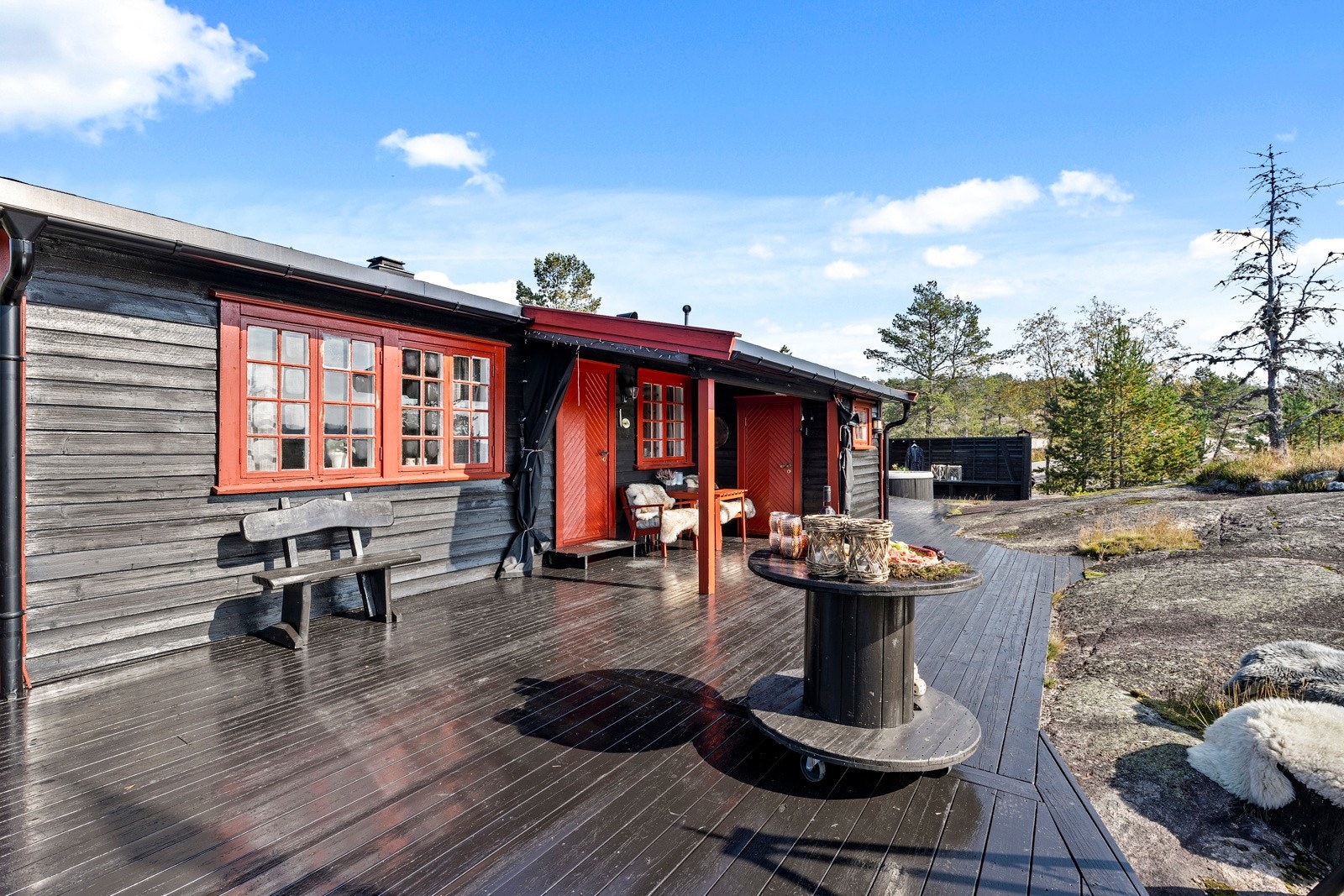 Tak over inngangspartiet hvor man kan sitte ute uansett vær. Galleribilde