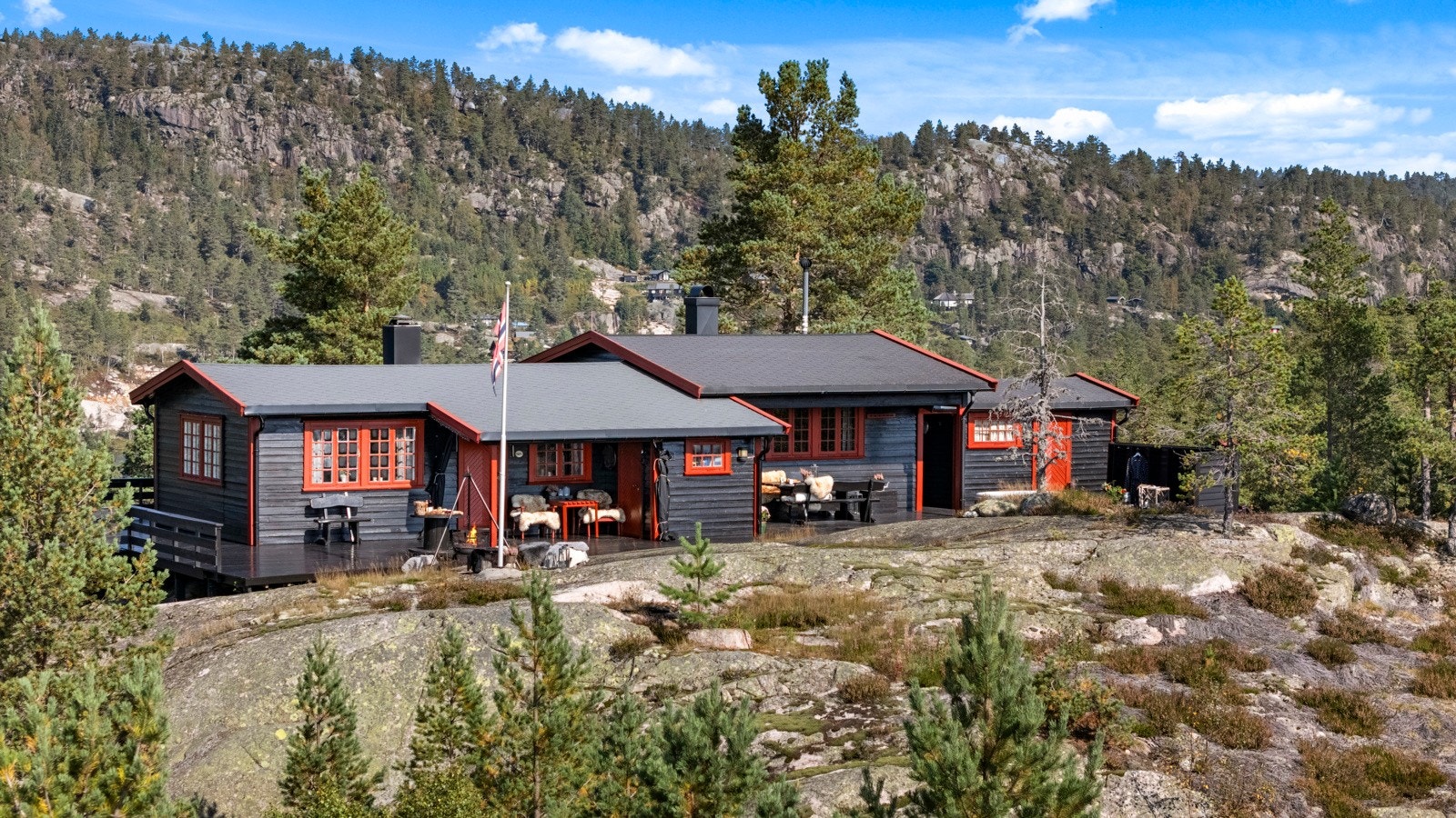 Romslig hytta med flott beliggenhet i terrenget. Galleribilde