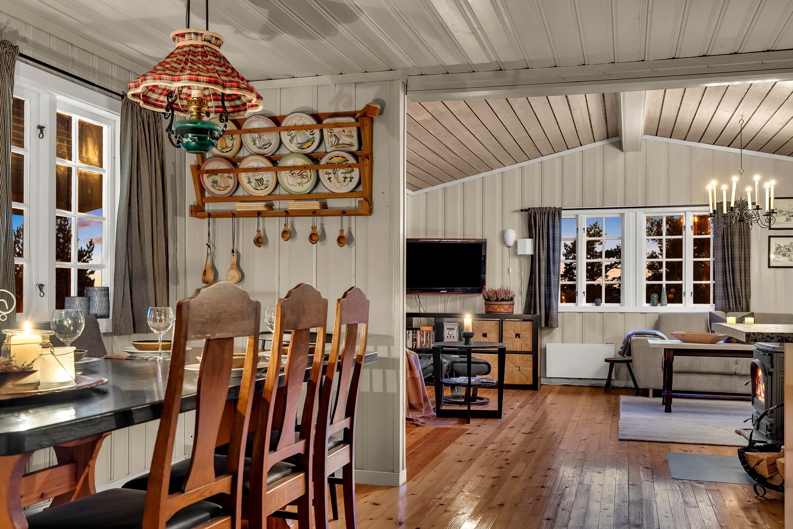 Hytta har god belysning som skaper en koselig atmosfære på kvelden. Galleribilde