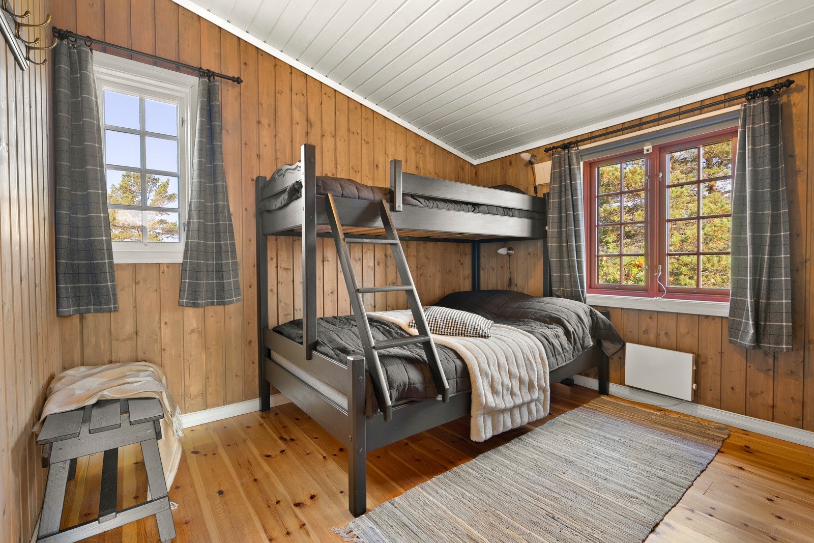 Soverom 2, tilsvarende som soverom 1 med god plass til dobbeltseng. Galleribilde