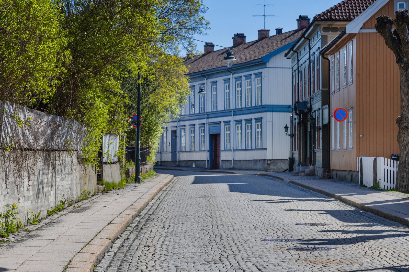 Bydelen bærer preg av historie med flotte, gamle hus. Like over veien ligger det en strandpark. Området er fredelig og gaten er enveiskjørt Galleribilde