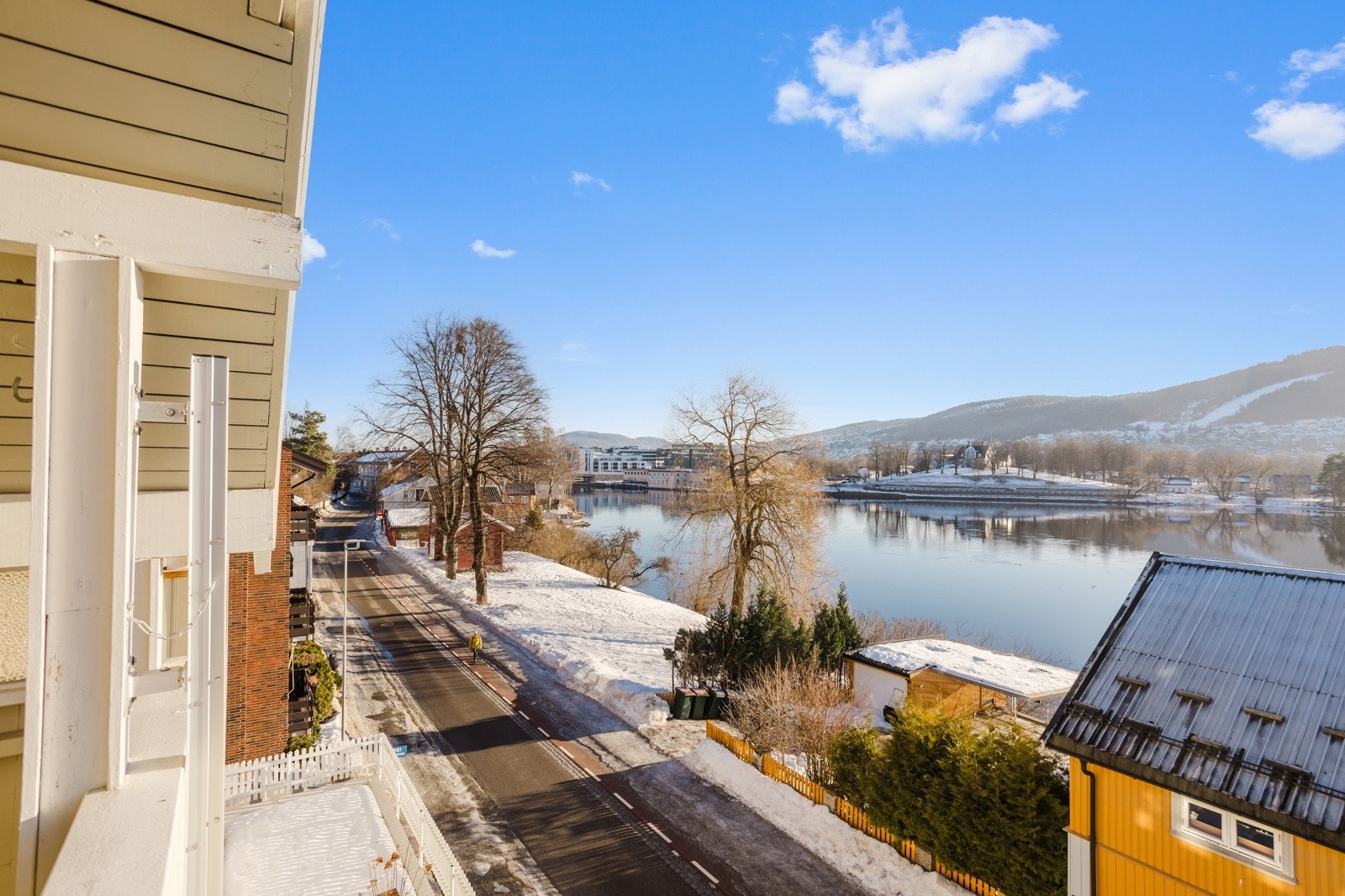 Bydelen er historisk interessant med flotte, gamle hus. Like over veien ligger det en strandpark. Området er fredelig og gaten er enveiskjørt Galleribilde
