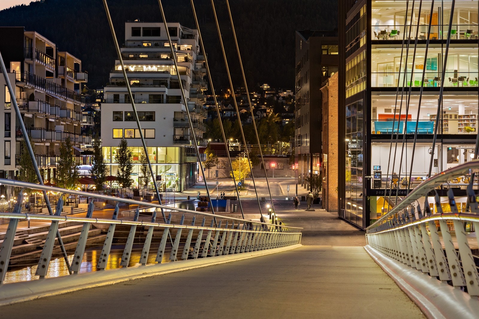 Ypsilon brua leder over til Grønland / Union Brygge Galleribilde