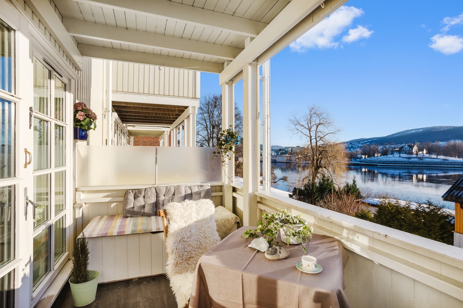 Boligen ligger ved elven, like utenfor sentrum av Bragernes Galleribilde