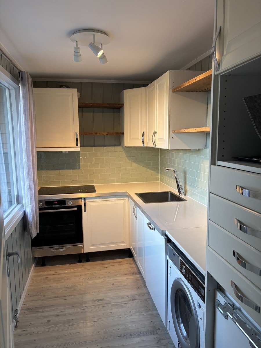 Eget kjøkkenrom m oppvaksemaskin , vaskemaskin og induksjon Galleribilde