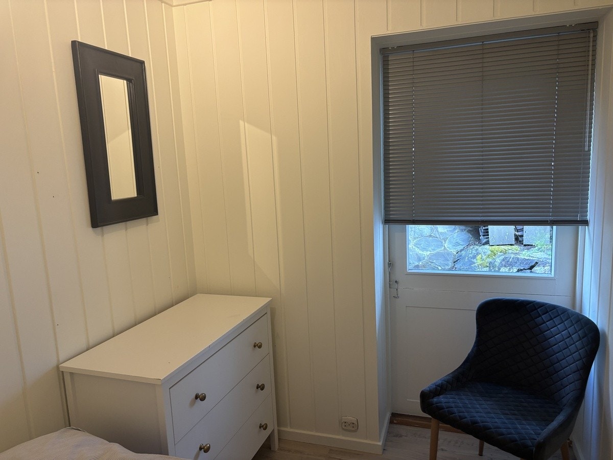 Soverom med stol og kommode Galleribilde