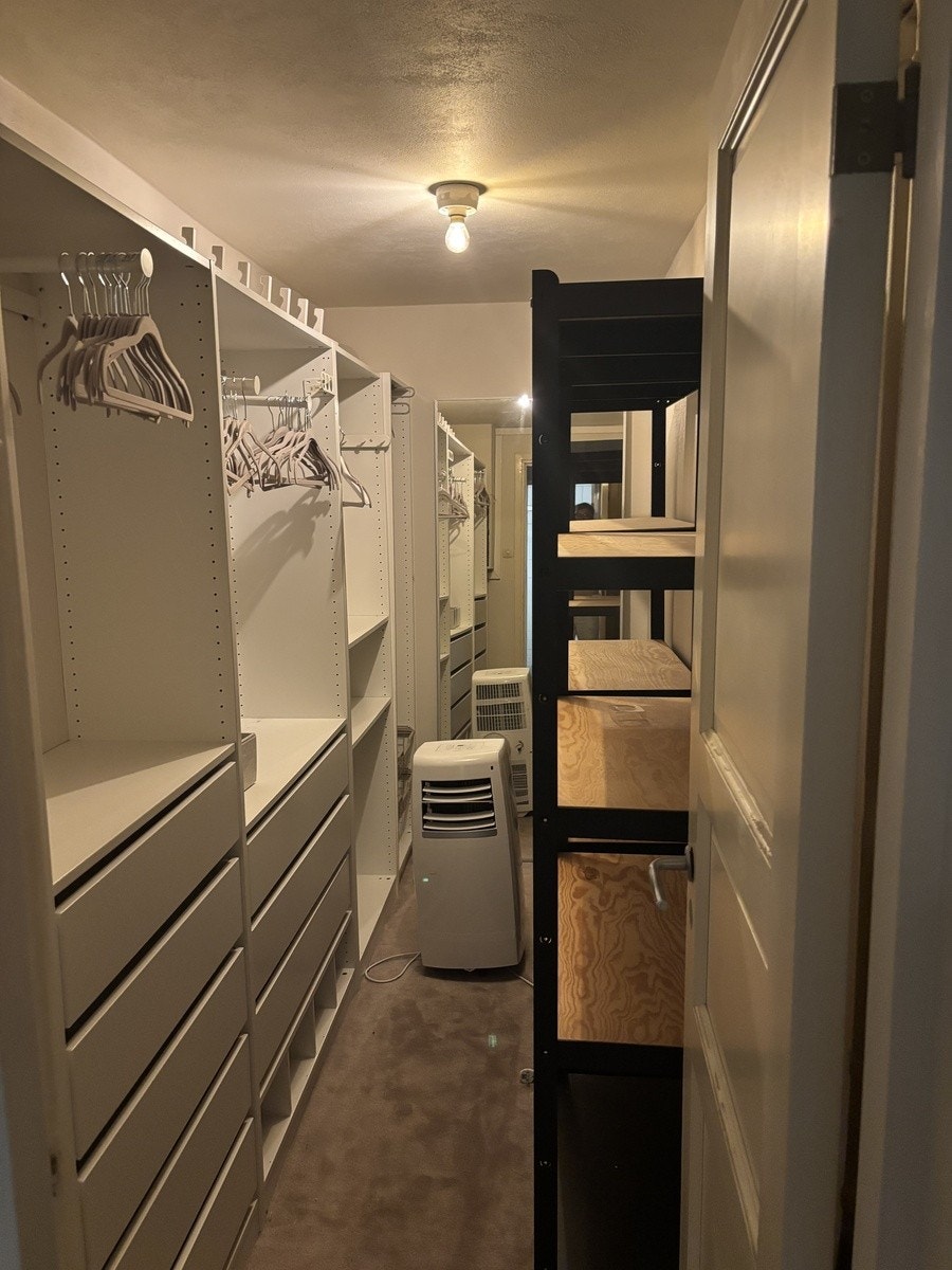 Stort walk in closet Galleribilde